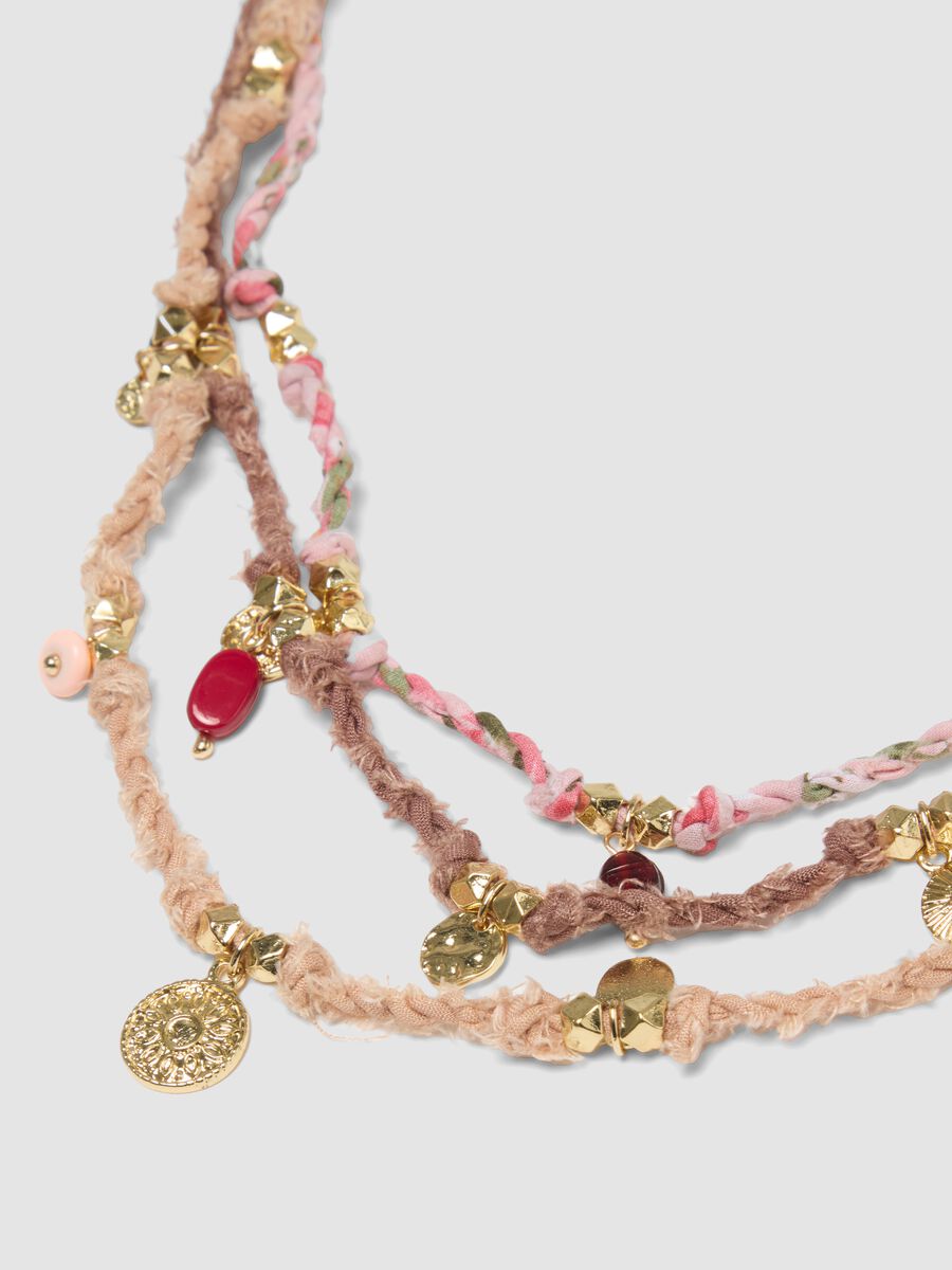 Collier multicolore tress&eacute; avec breloques dor&eacute;es_1