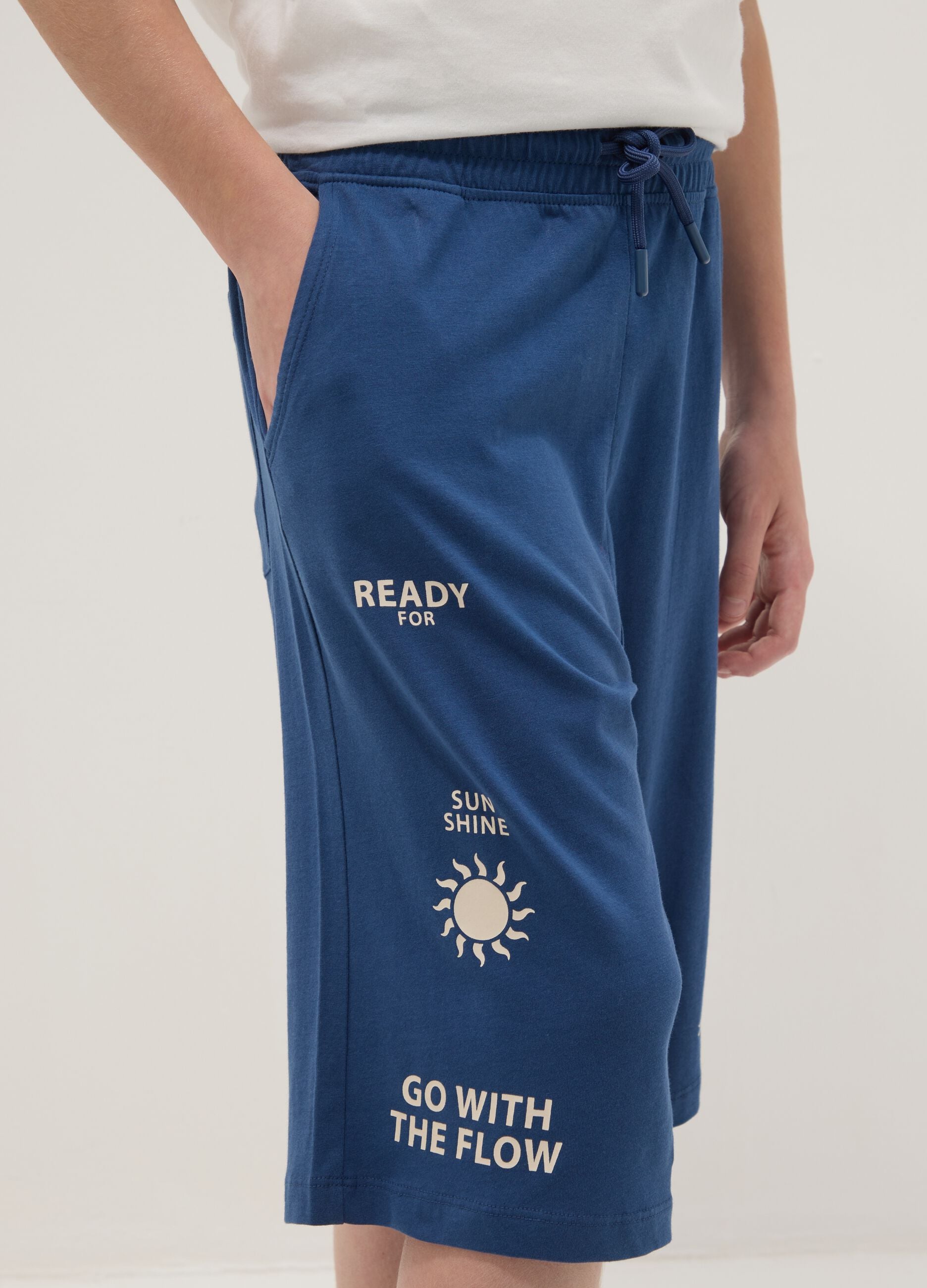 Boys&rsquo; regular-fit blue pure cotton shorts with prints