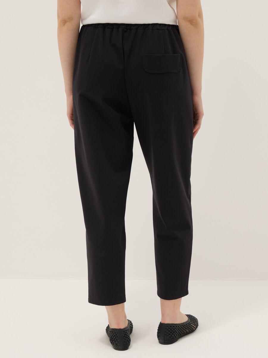 Schwarze Regular-Fit-Hose aus elastischem Baumwollmix mit Kn&ouml;pfen_2