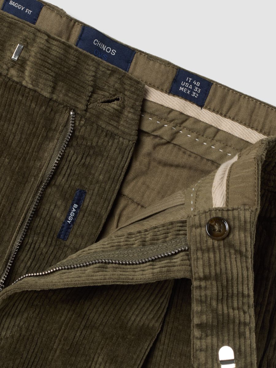 Pantaloni chino verdi in cotone elasticizzato baggy fit a coste_1