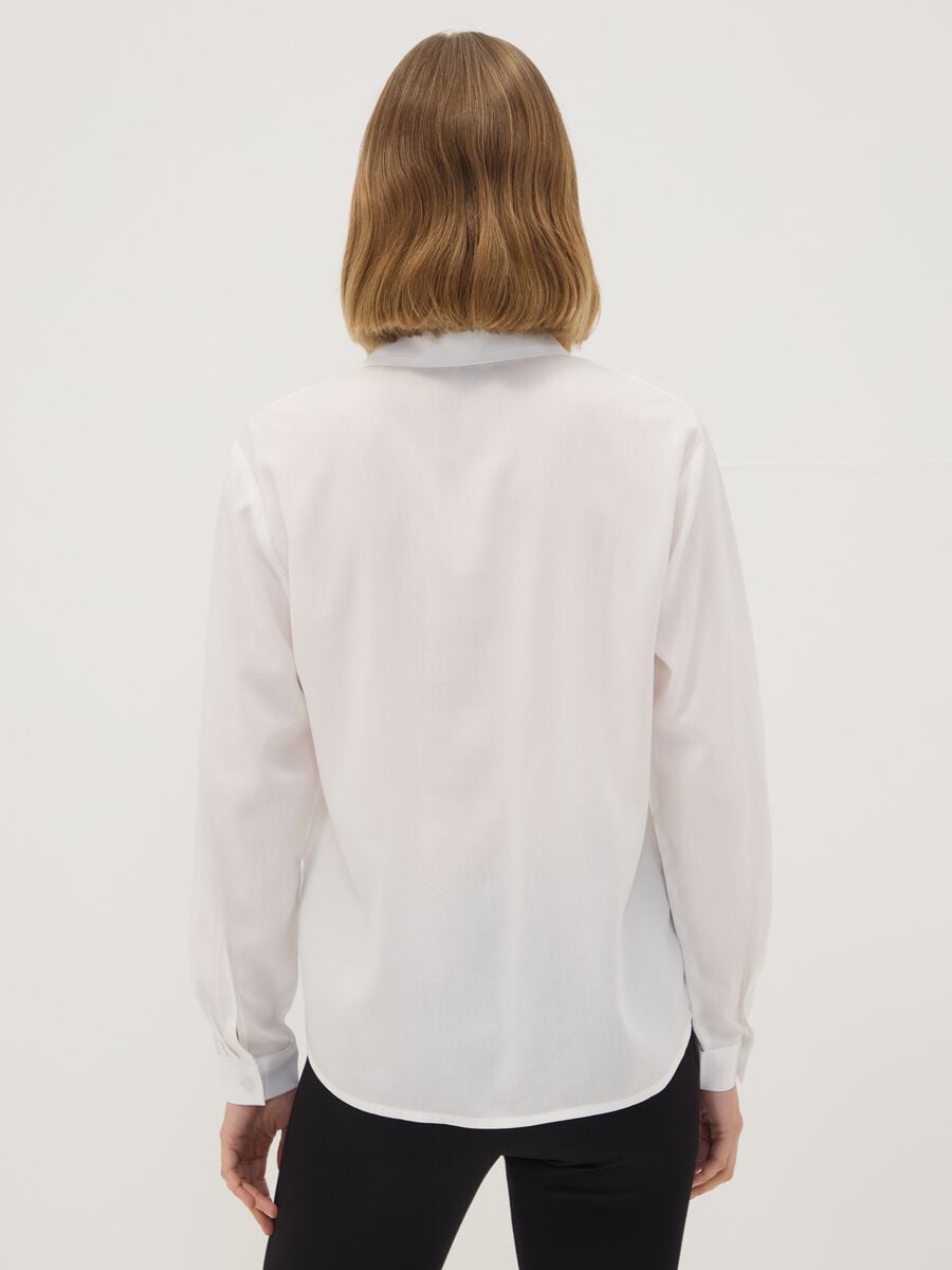 Camicia bianca in pura viscosa con colletto classico regular fit_3