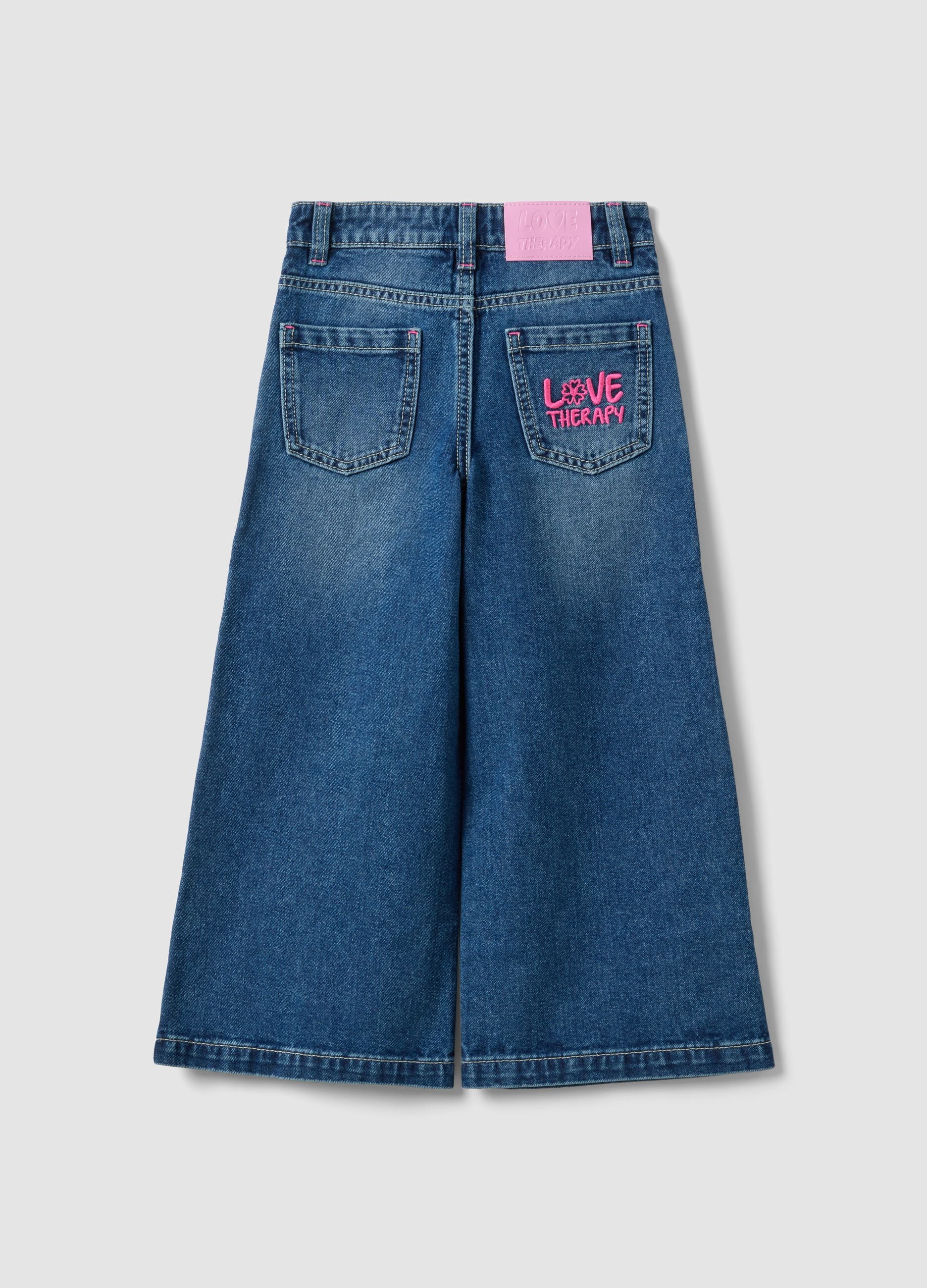 Jeans azuis wide leg em algod&atilde;o puro com estampado floral para menina