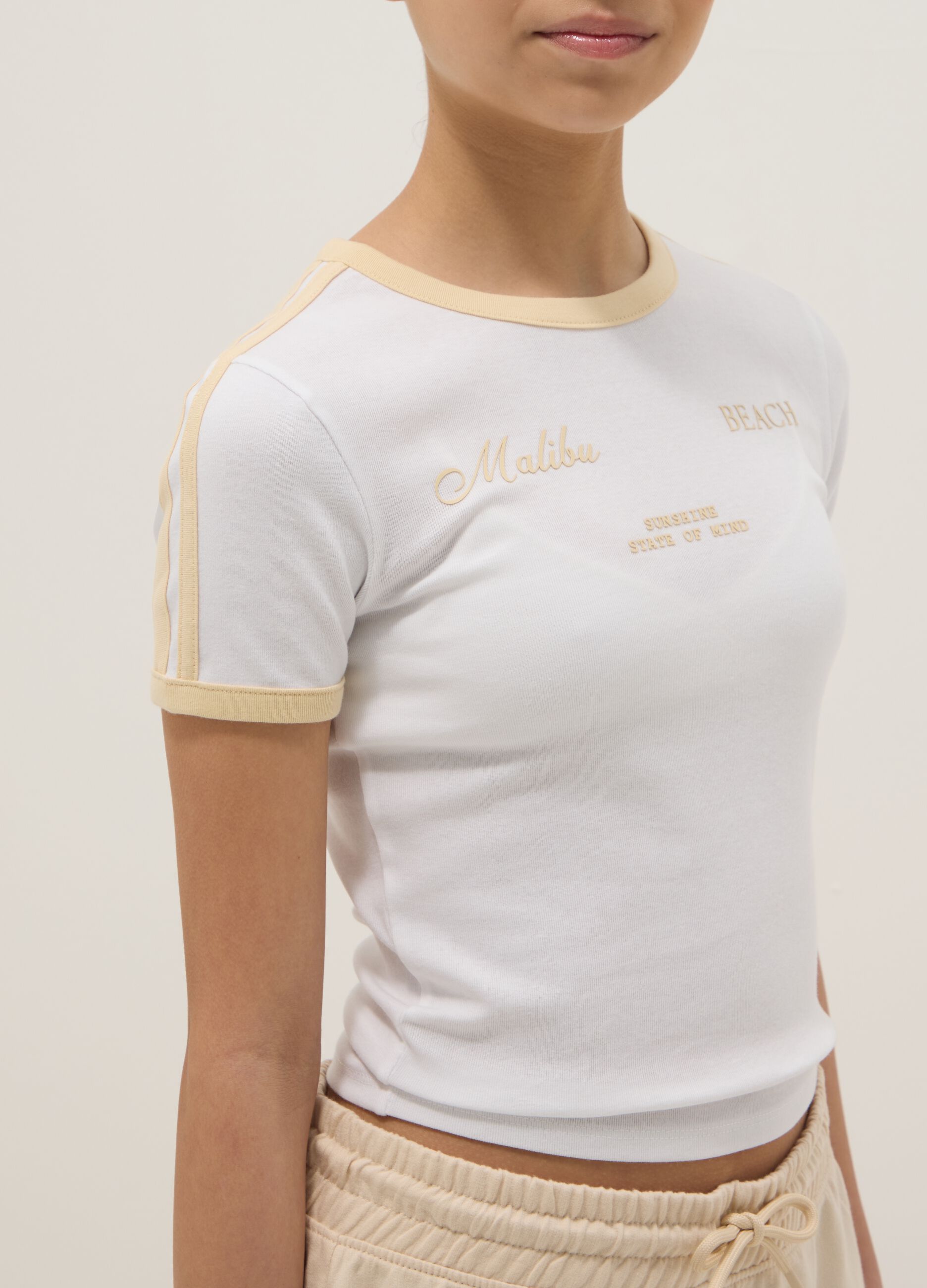 T-shirt branca de algod&atilde;o el&aacute;stico para menina, corte regular