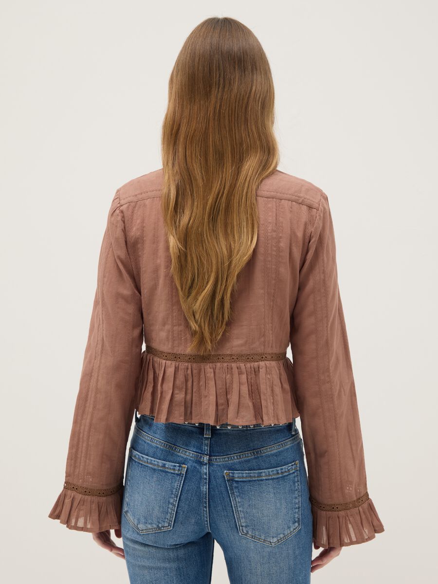 Braunes Regular-Fit-Hemd aus reiner Baumwolle mit Volants_3