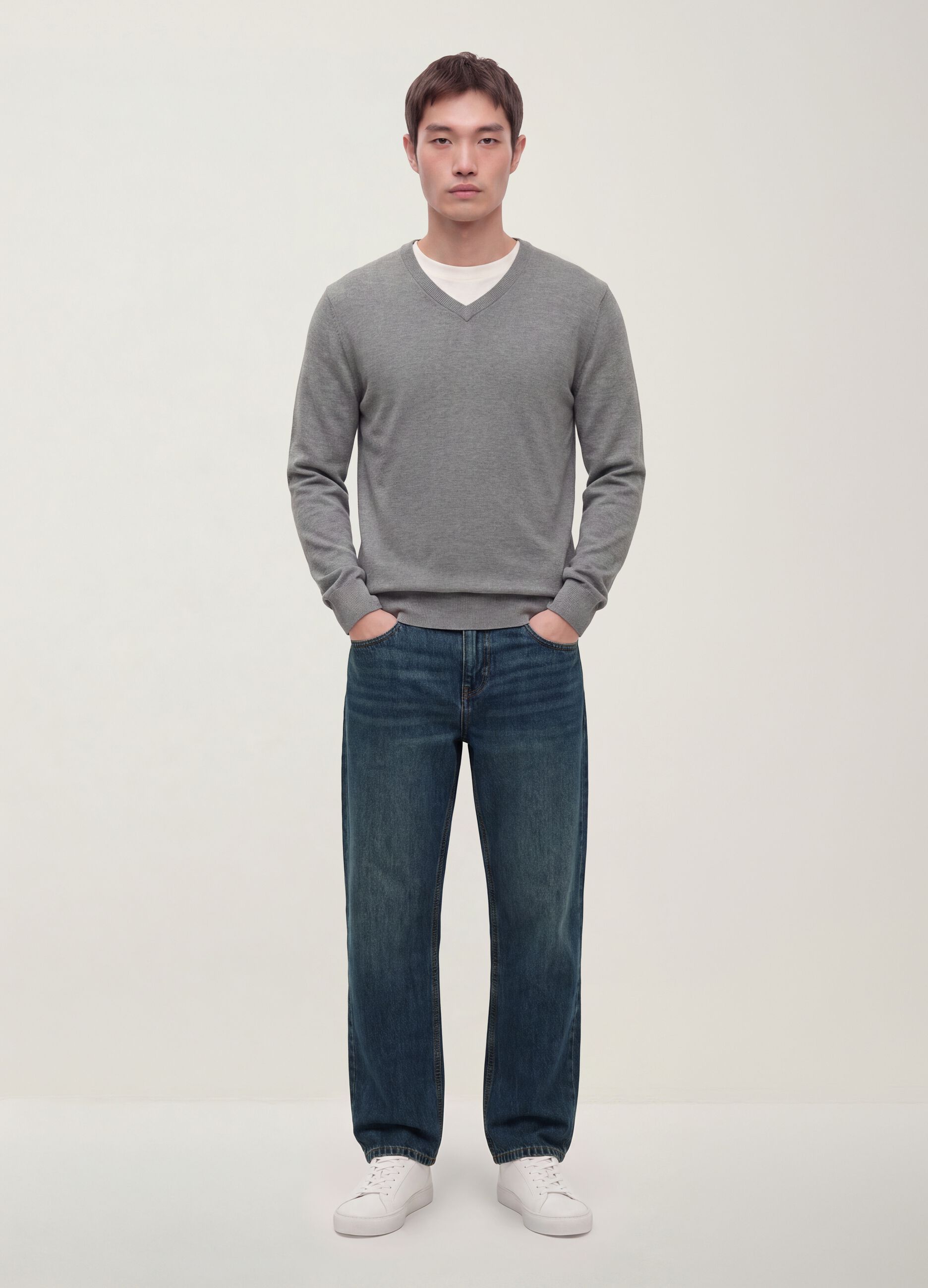 Grauer V-Ausschnitt-Pullover aus Viskosemix, Regular Fit
