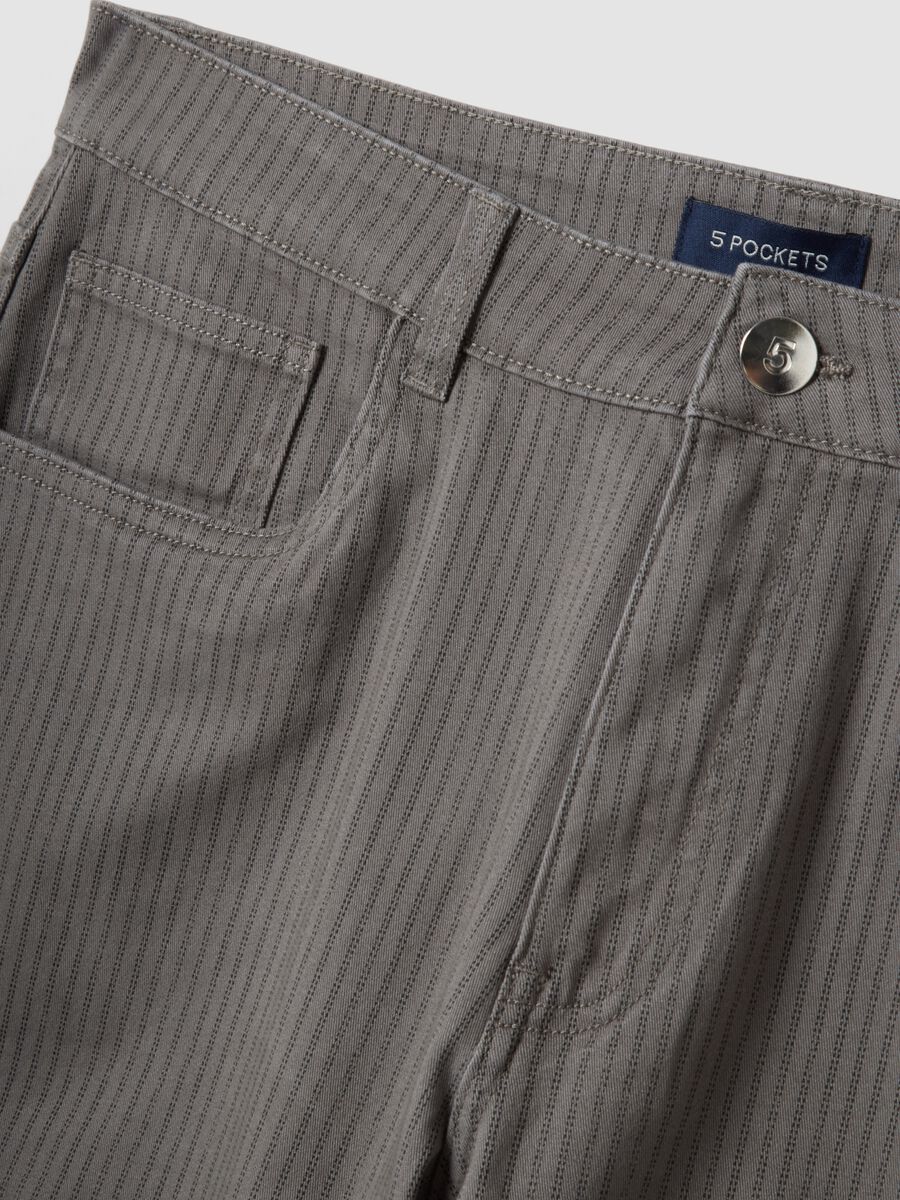 Grey striped stretch cotton Bermuda shorts_5