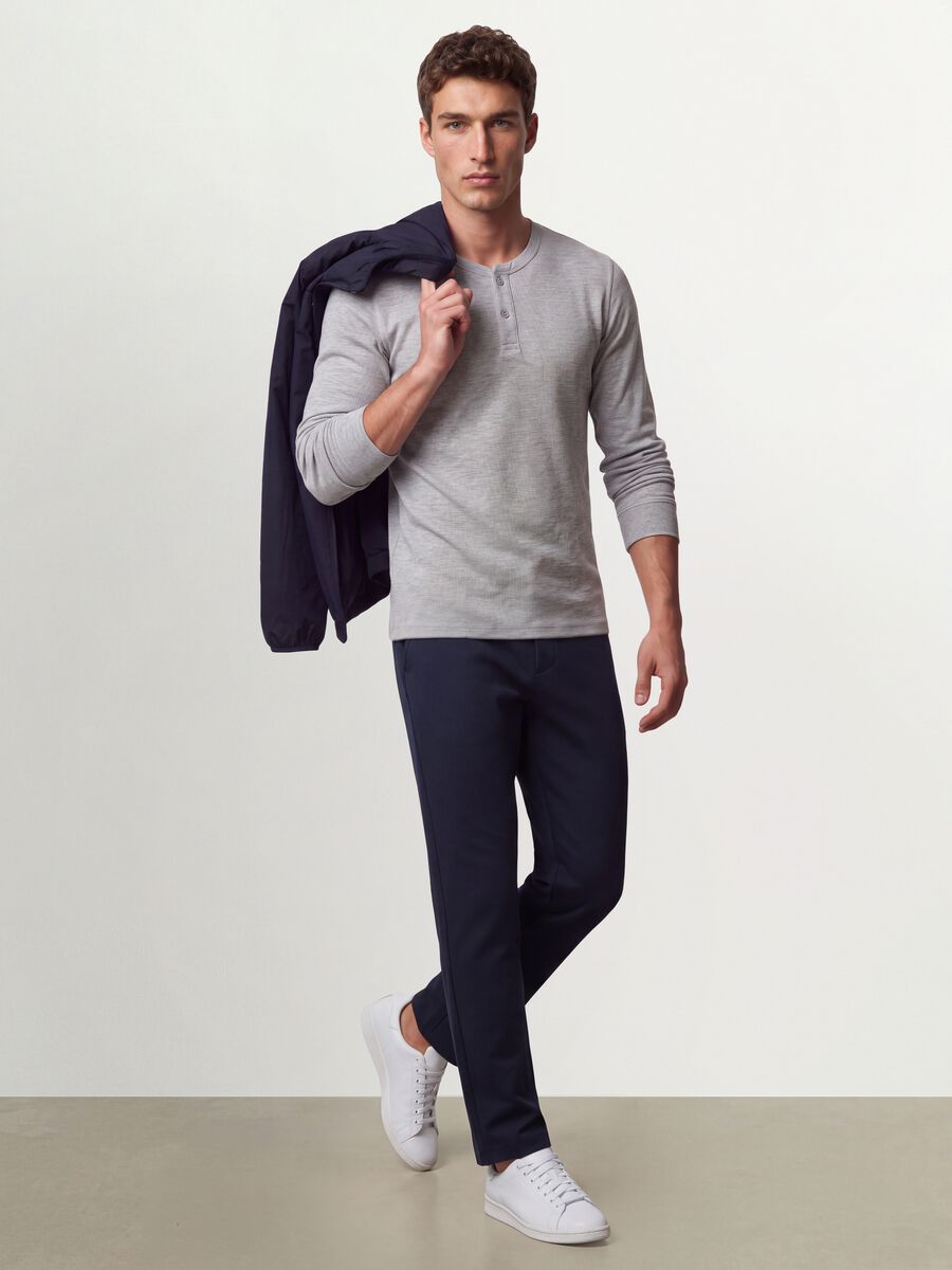 T-shirt cinzenta em mistura de viscose com textura favo de mel, regular fit_1