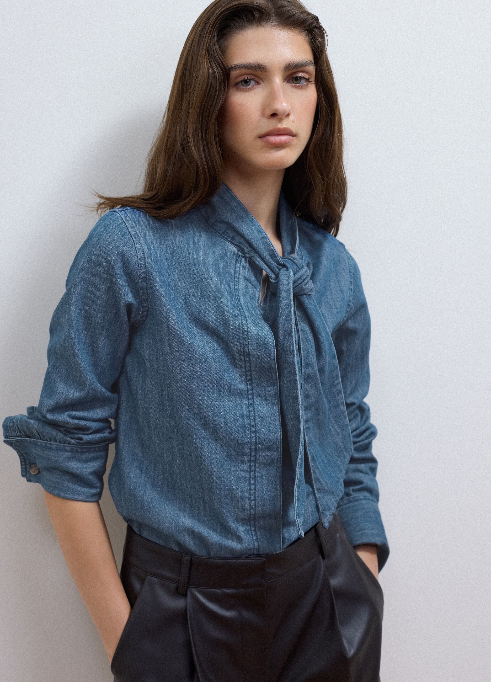 Blaue Denimbluse aus reiner Baumwolle mit Schleife am Kragen, Regular Fit