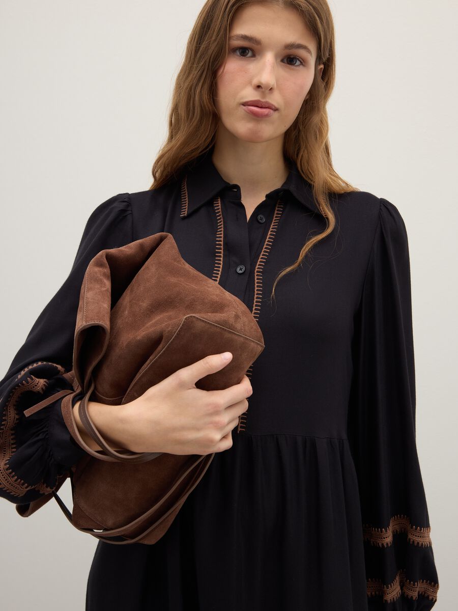 Black dress with embroidered details_4