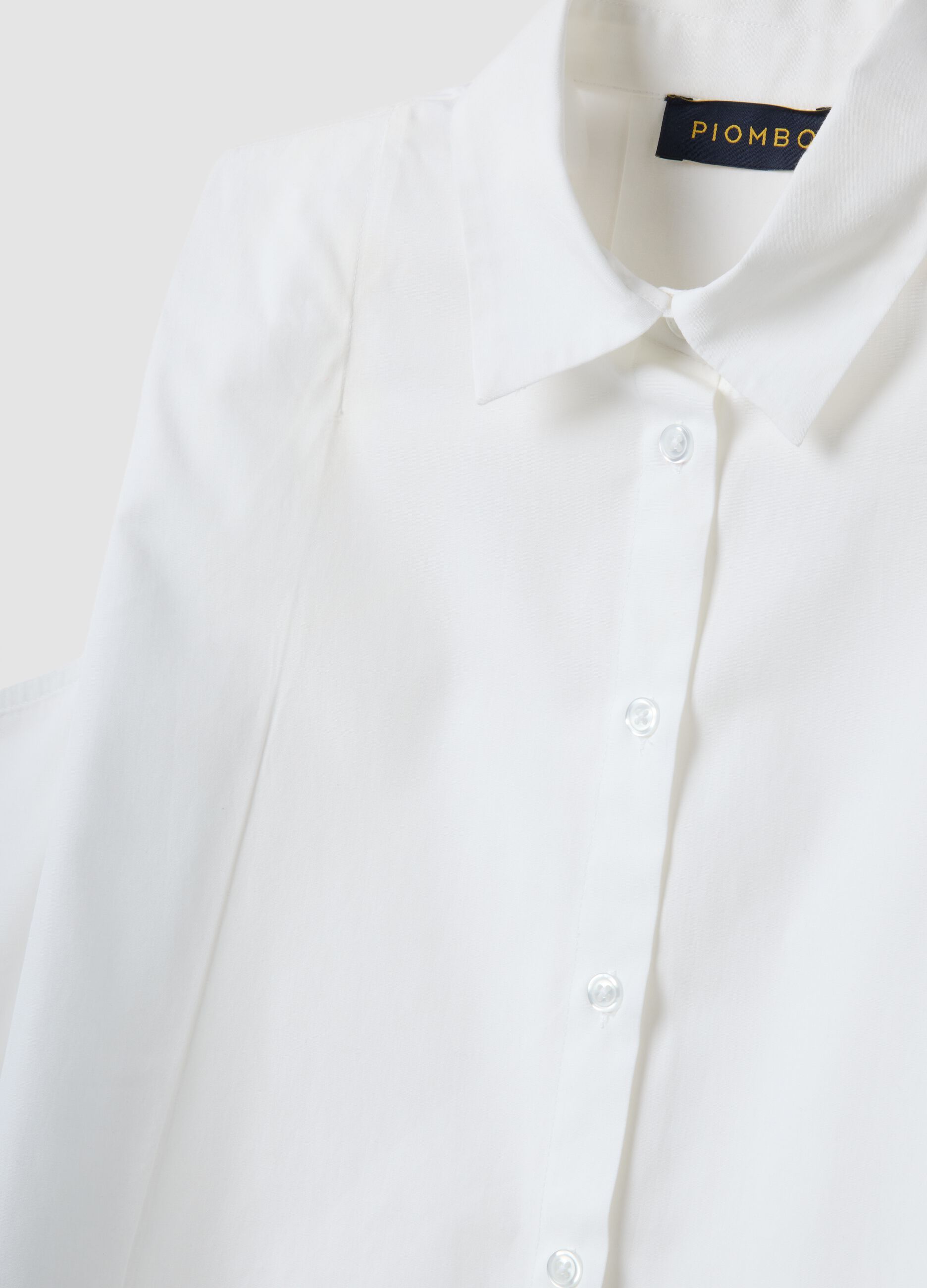 Camisa blanca de algod&oacute;n puro con cuello cl&aacute;sico