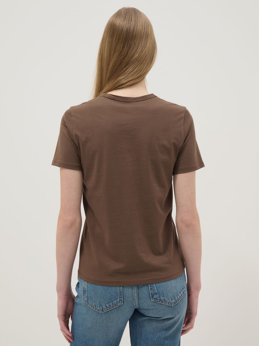 T-shirt in puro cotone marrone regular fit con taschino ricamato_3