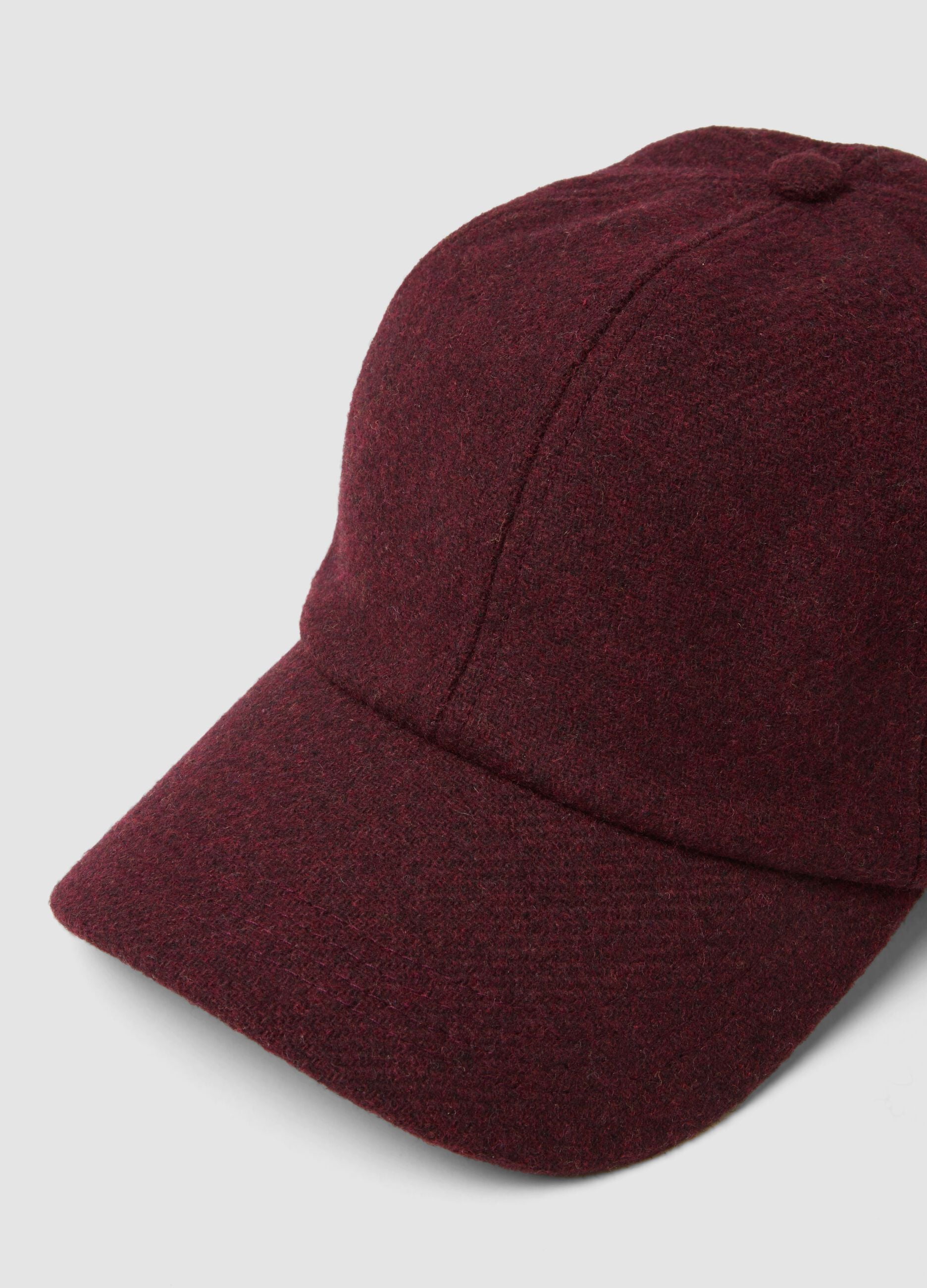 Bon&eacute; vermelho em mistura de l&atilde; e viscose