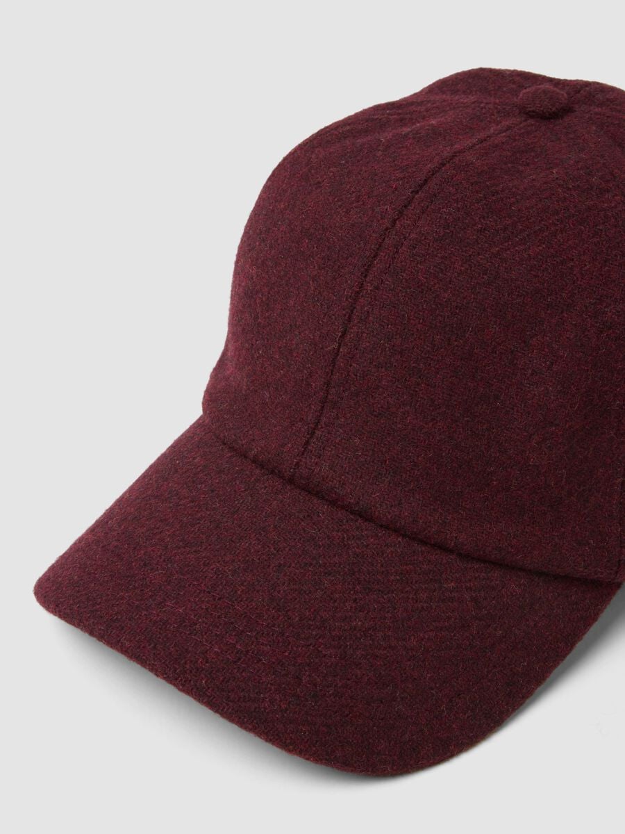 Bon&eacute; vermelho em mistura de l&atilde; e viscose_2