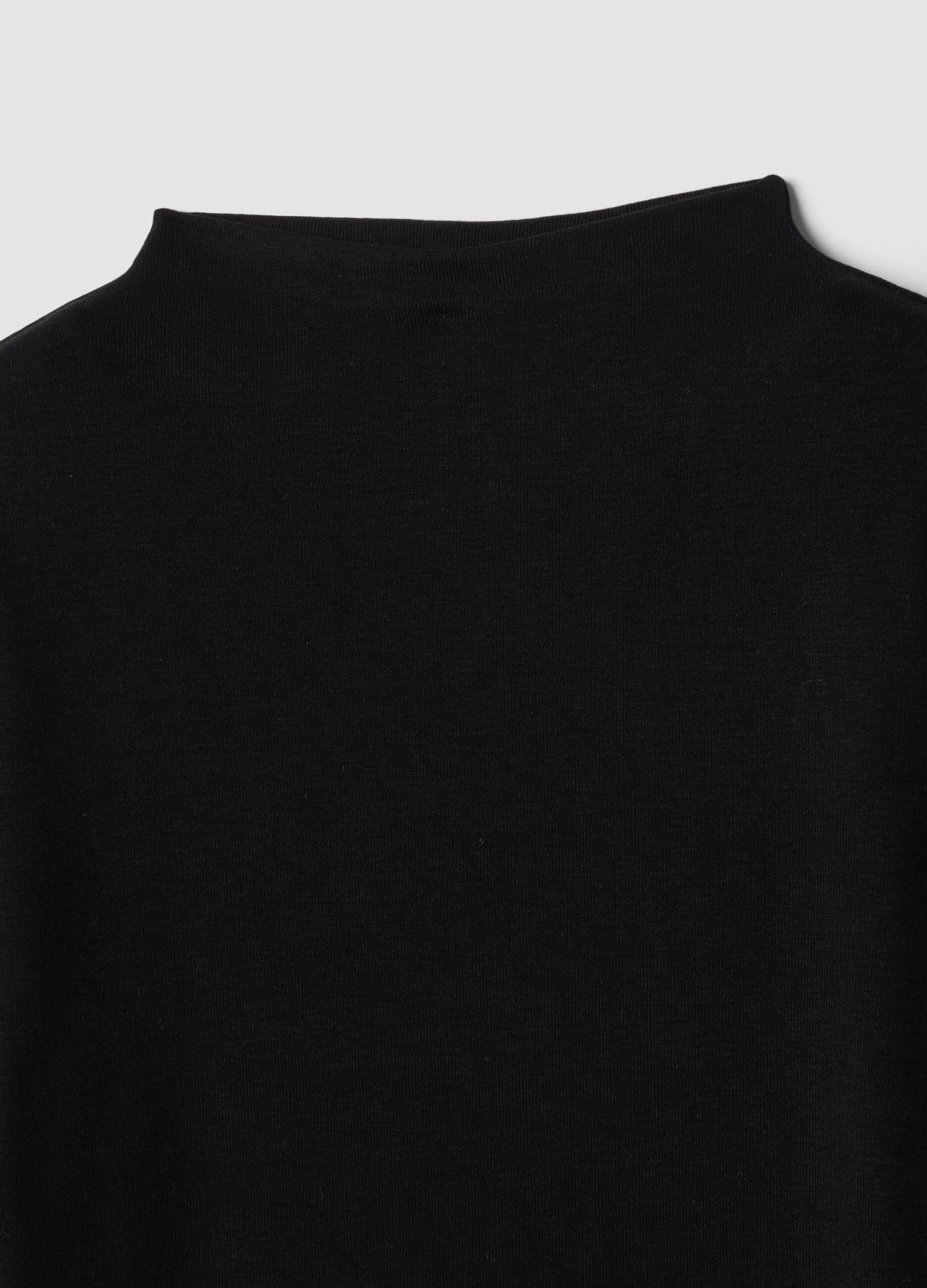 &Mu;&alpha;ύ&rho;&omicron; T-shirt &alpha;&pi;ό &epsilon;&lambda;&alpha;&sigma;&tau;&iota;&kappa;ή &beta;&iota;&sigma;&kappa;ό&zeta;&eta; &mu;&epsilon; &sigma;&tau;&rho;&omicron;&gamma;&gamma;&upsilon;&lambda;ή &lambda;&alpha;&iota;&mu;ό&kappa;&omicron;&psi;&eta;