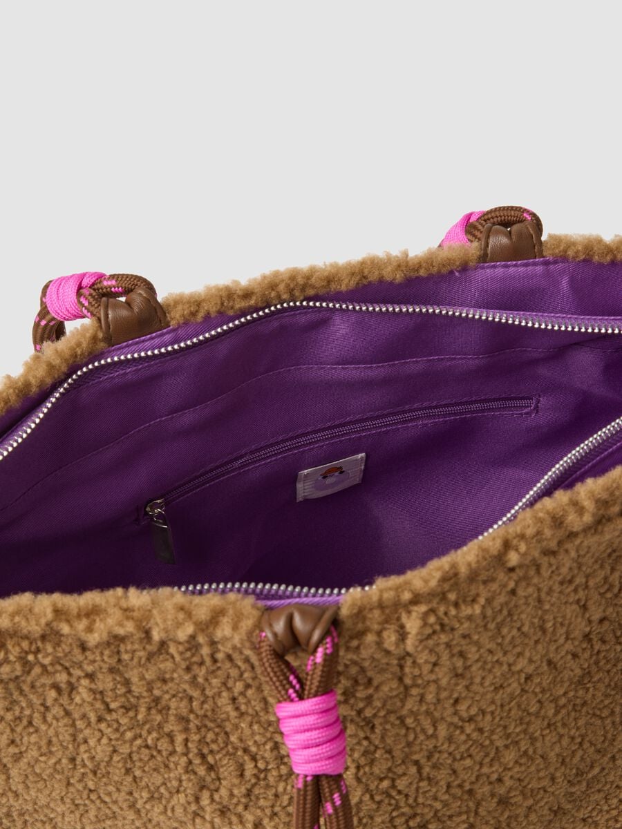 Borsa a mano marrone effetto teddy con tracolla_2