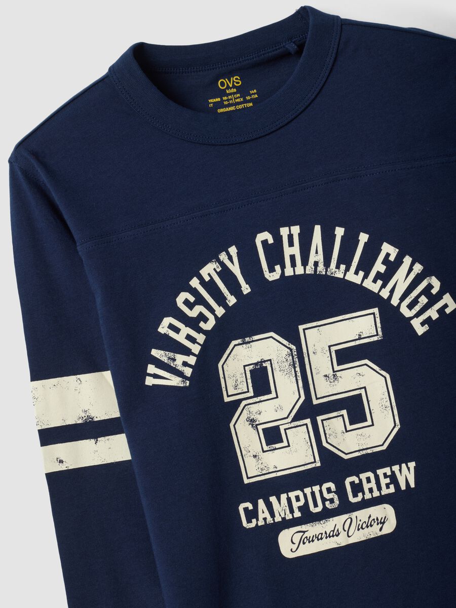 Blaues T-Shirt aus reiner Bio-Baumwolle mit College-Print f&uuml;r Jungen_2