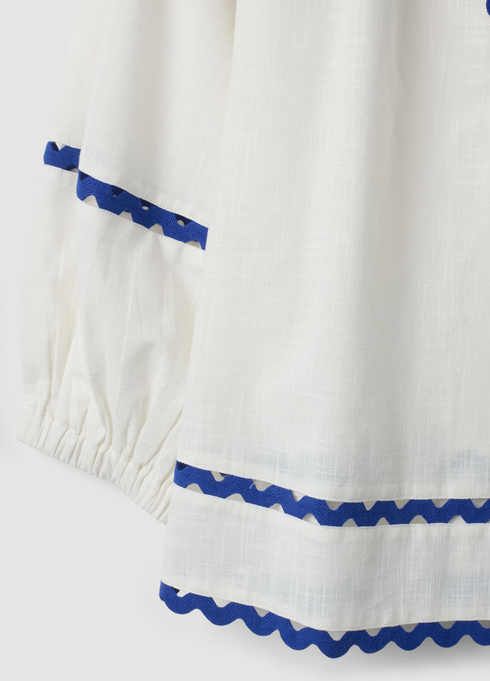 Wei&szlig;e Bluse aus reiner Baumwolle mit blauer Paspelierung, Regular Fit