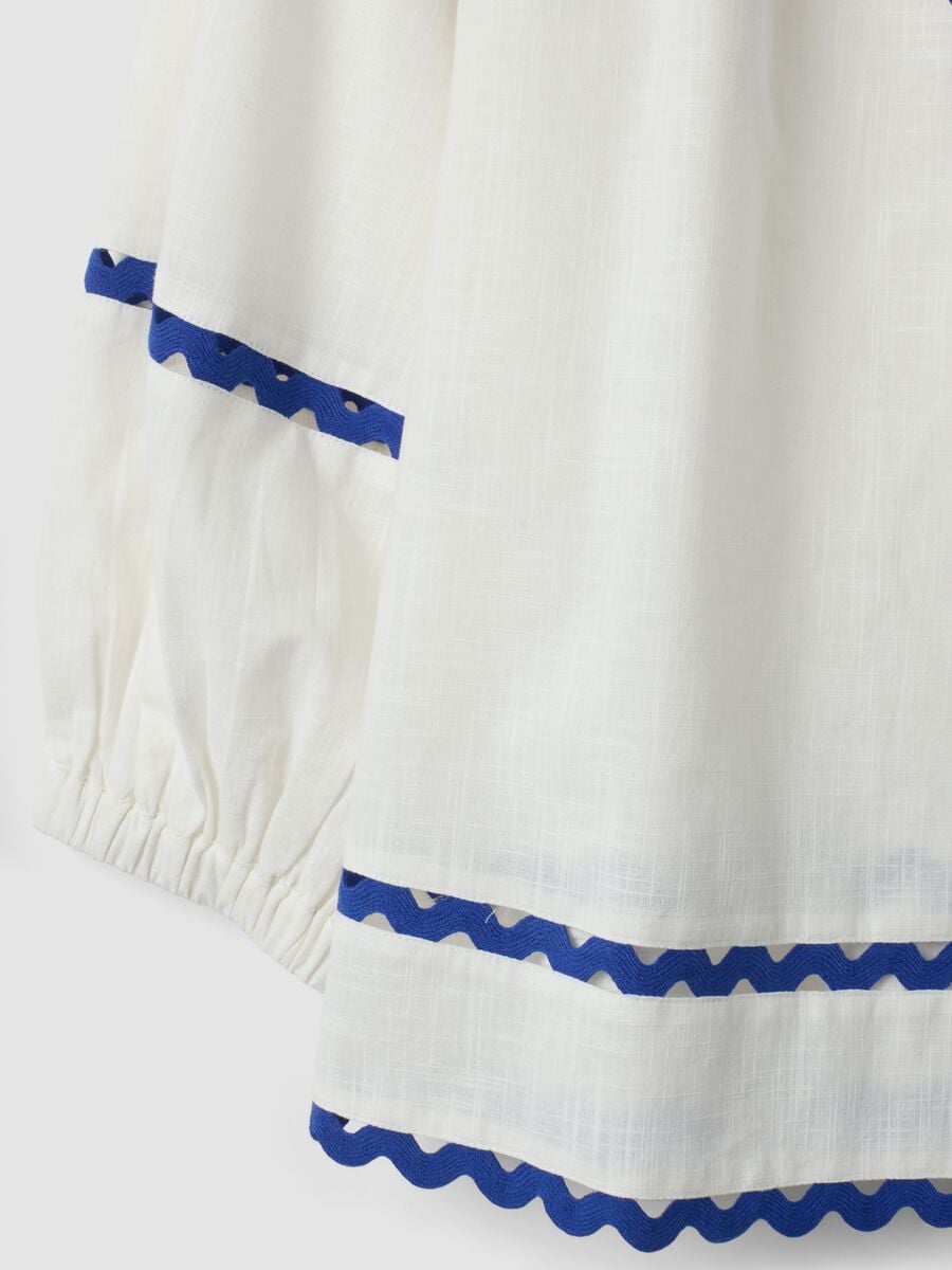 Blusa blanca de algod&oacute;n puro con ribetes azules, corte regular_5
