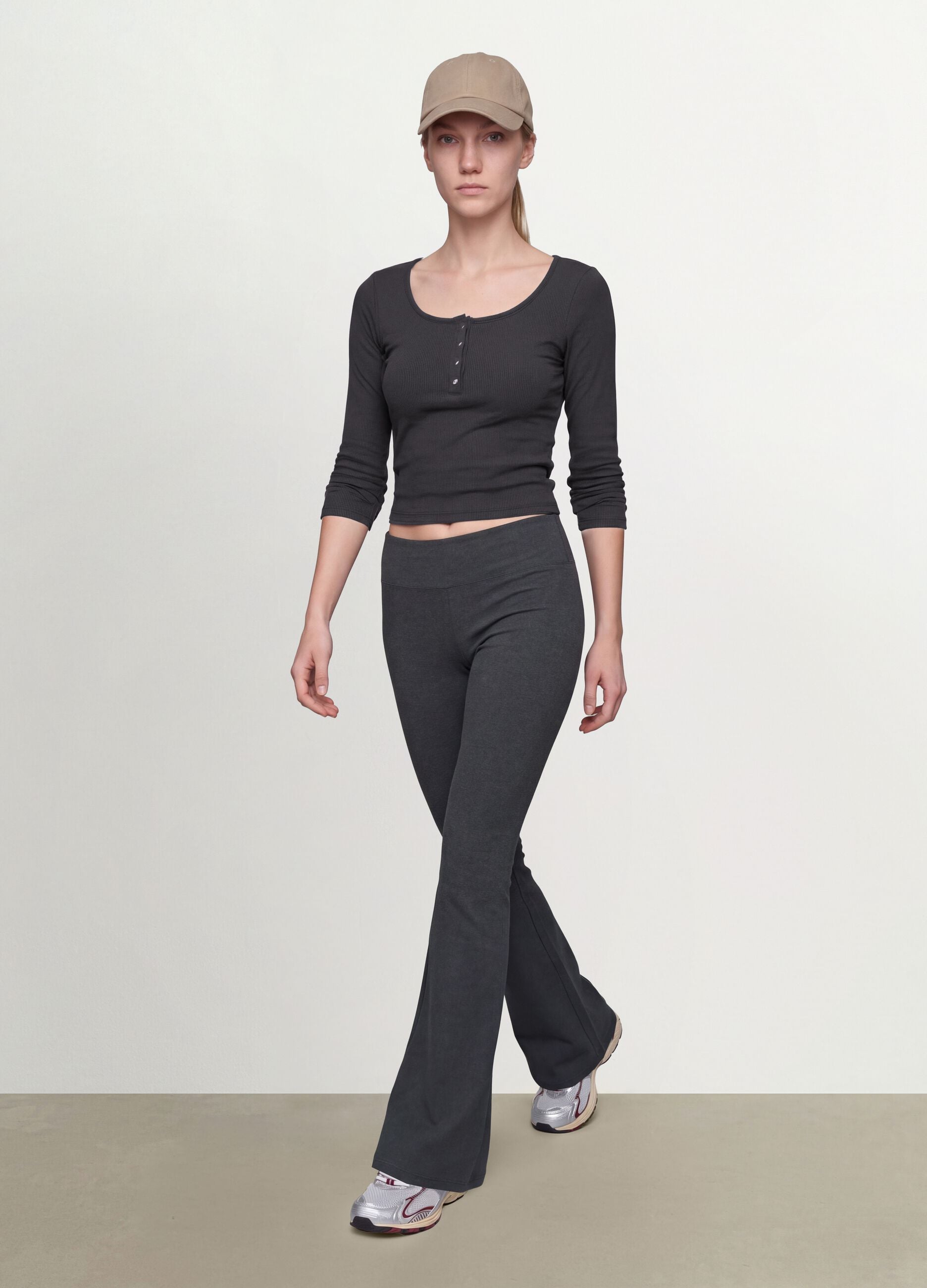 T-shirt nera in viscosa elasticizzata con girocollo