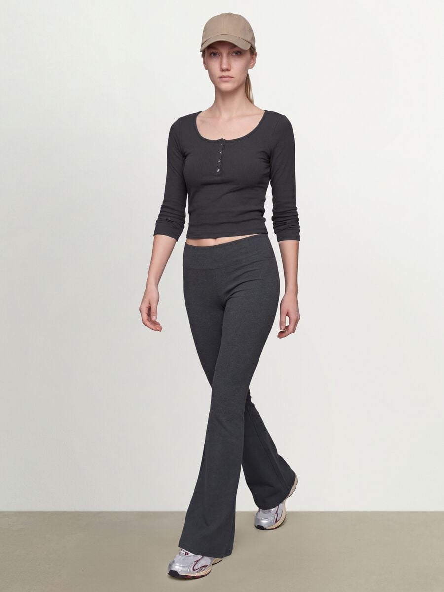Schwarzes T-Shirt aus elastischer Viskose mit Rundhalsausschnitt_1