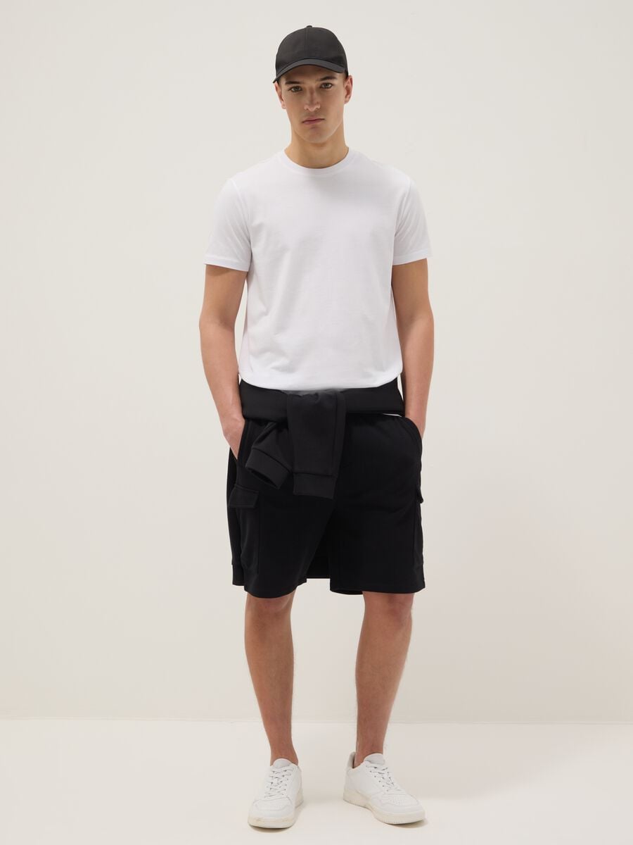 Bermuda neri in misto cotone con tasche cargo relaxed fit_0