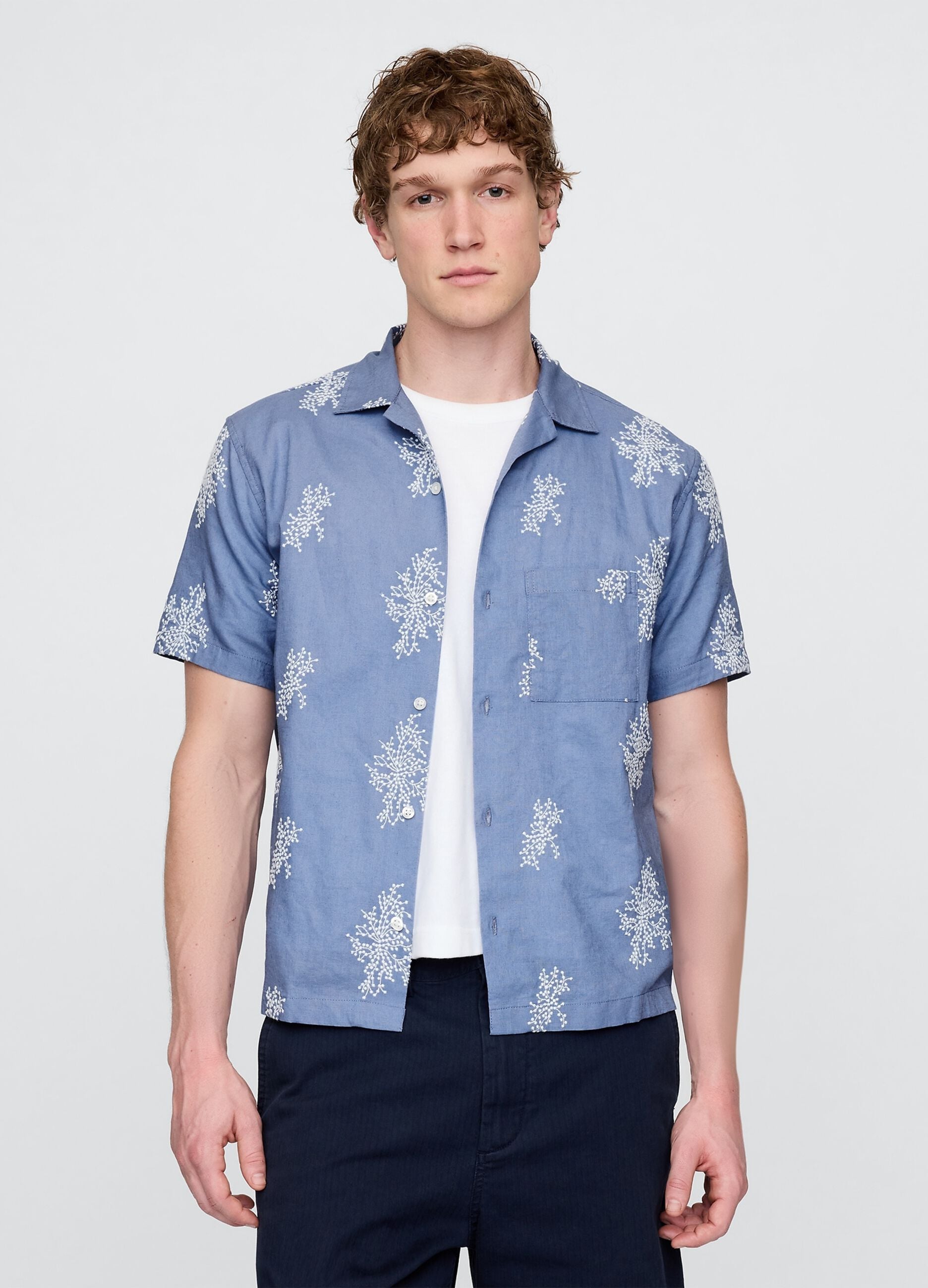 Hellblaues kurz&auml;rmeliges Hemd mit Blumenmuster