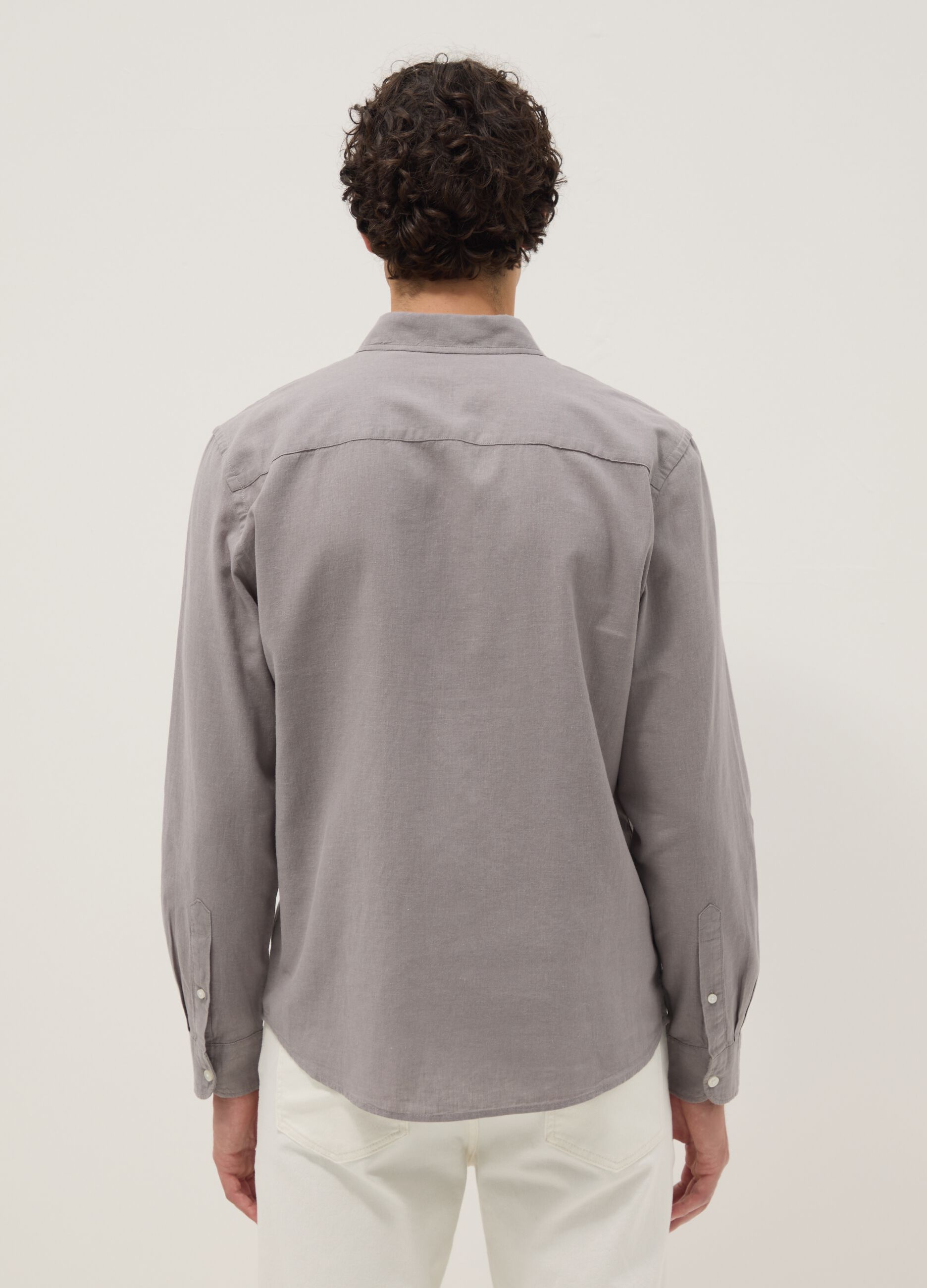 Camisa gris de mezcla de lino y algod&oacute;n con corte regular