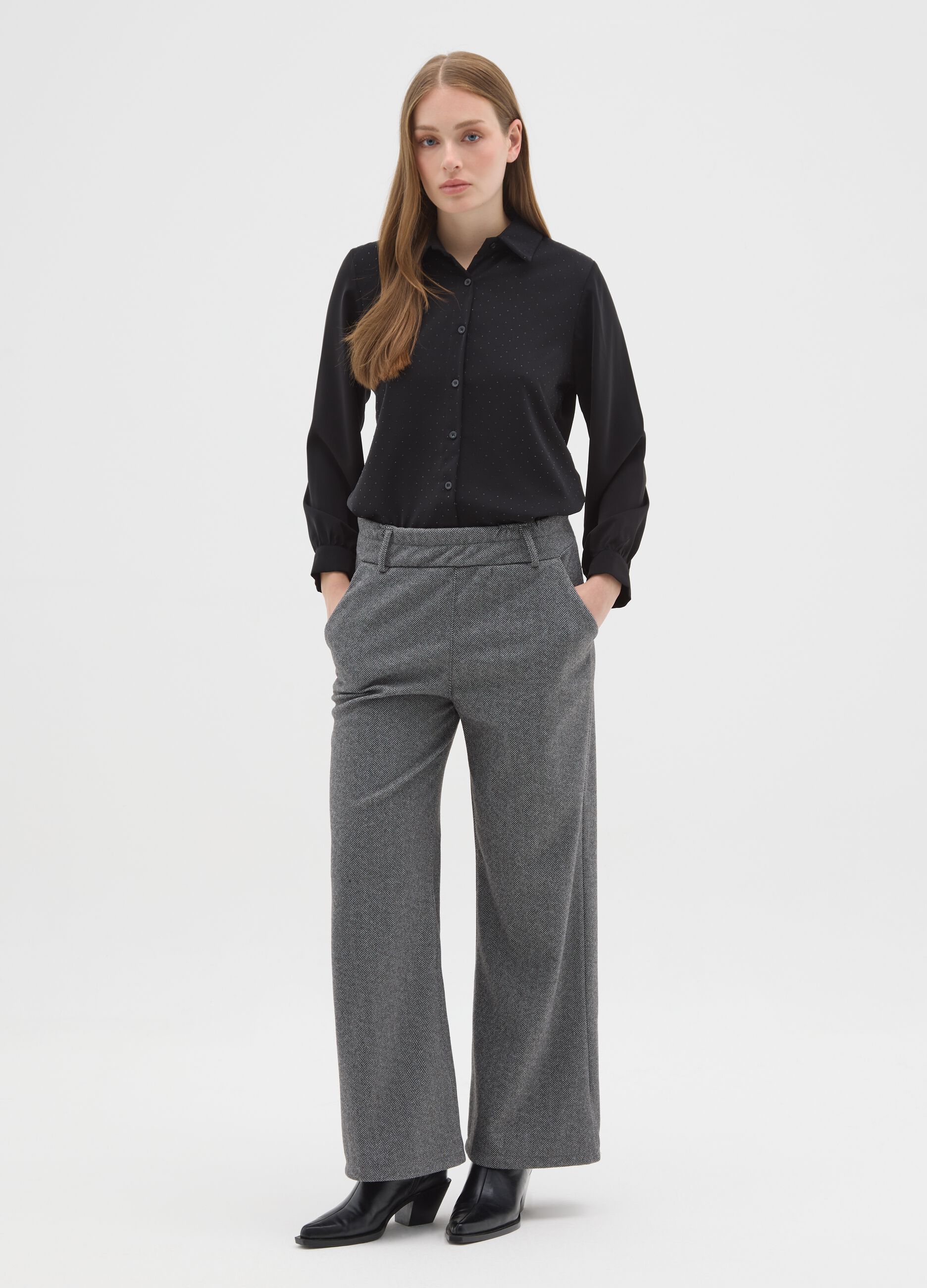 Camisa preta com colarinho tradicional corte regular