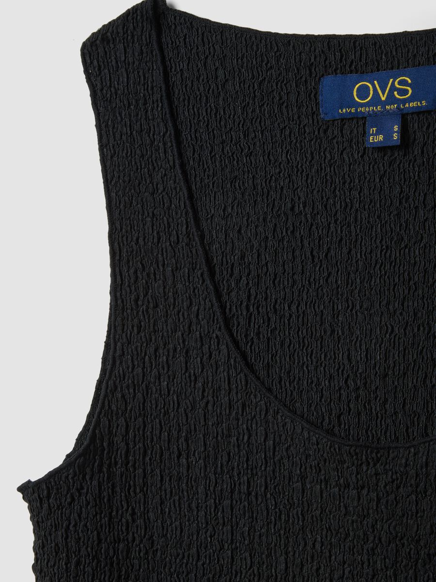 Schwarzes Stretch-Top mit Crinkle-Struktur_1