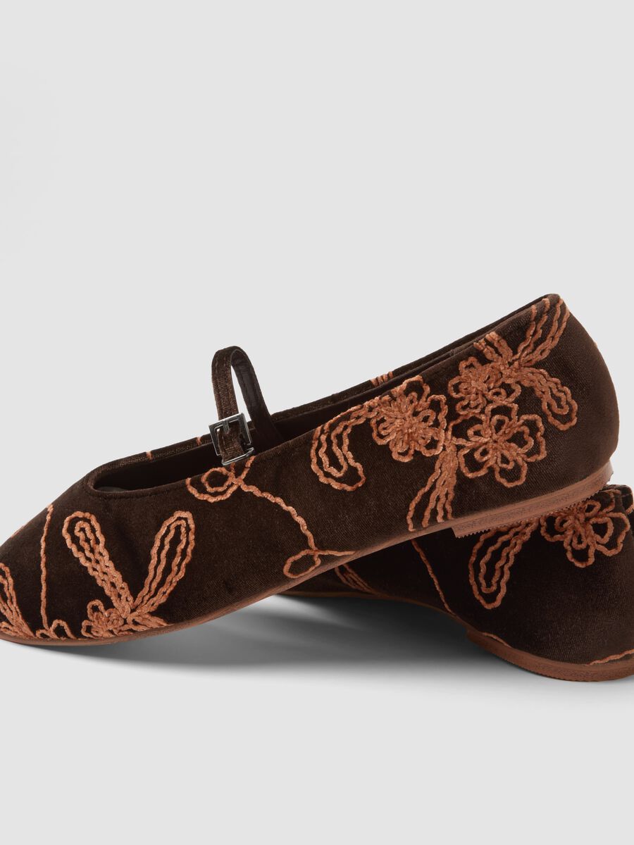 Brown ballerina flats with strap and floral embroidery_2