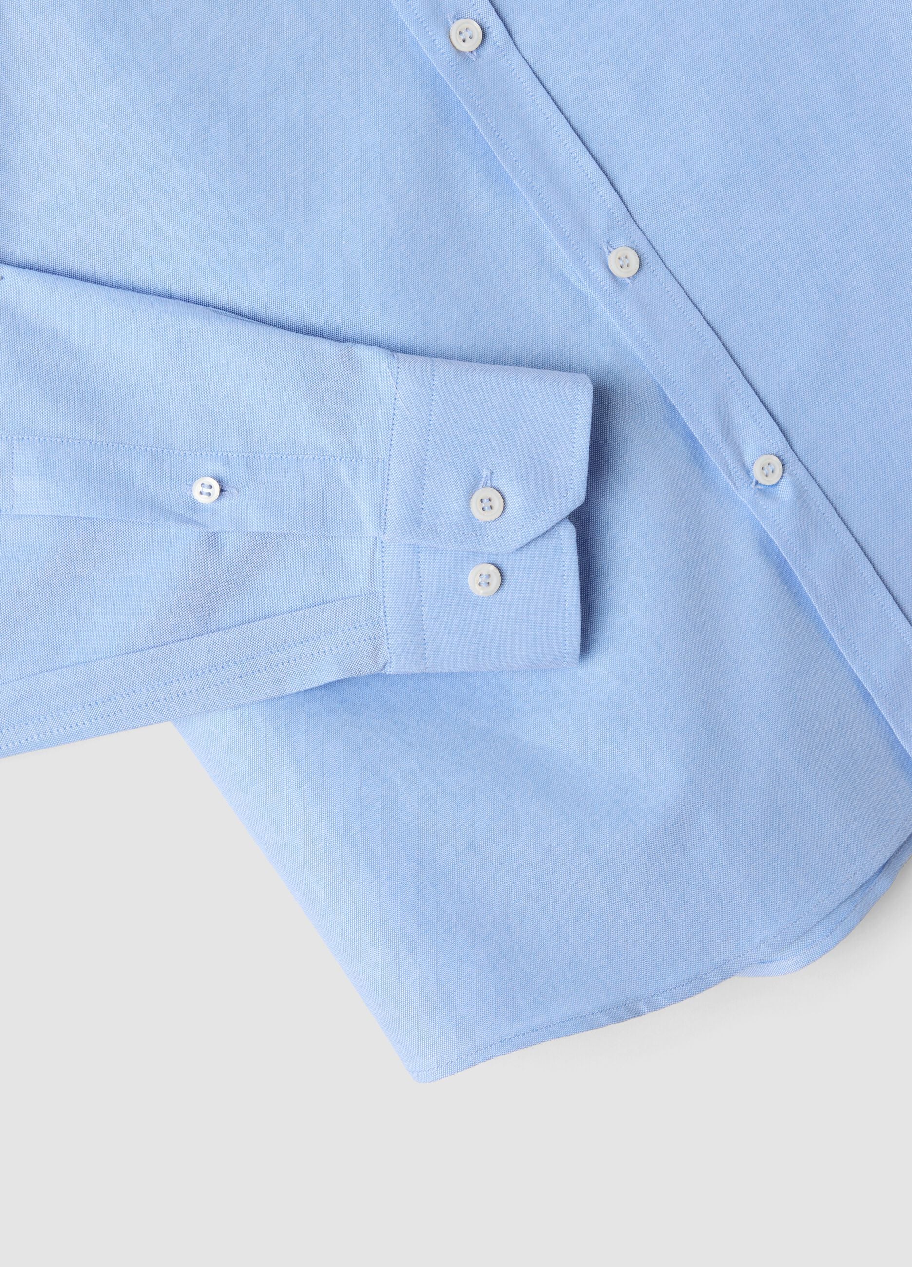 Hellblaues Oxford-Hemd aus reiner Baumwolle mit Haifischkragen, Slim Fit