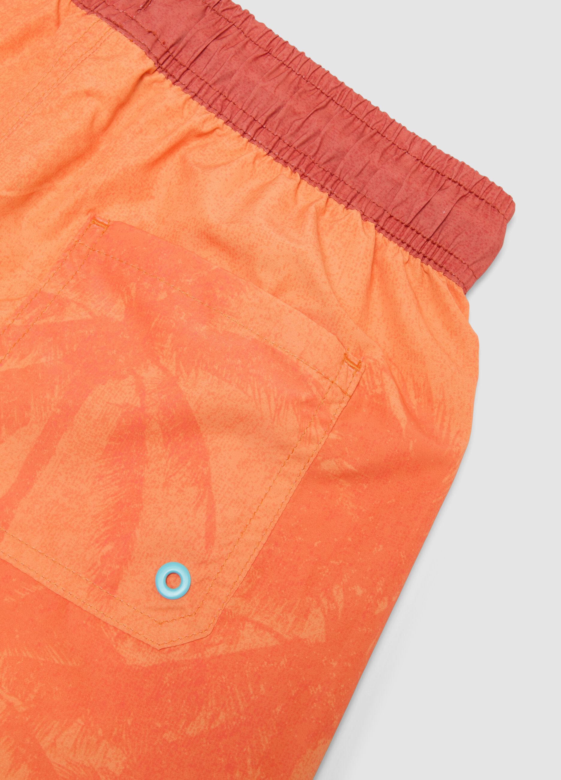 Orangefarbene Jungen-Badeshorts mit Tropenprint