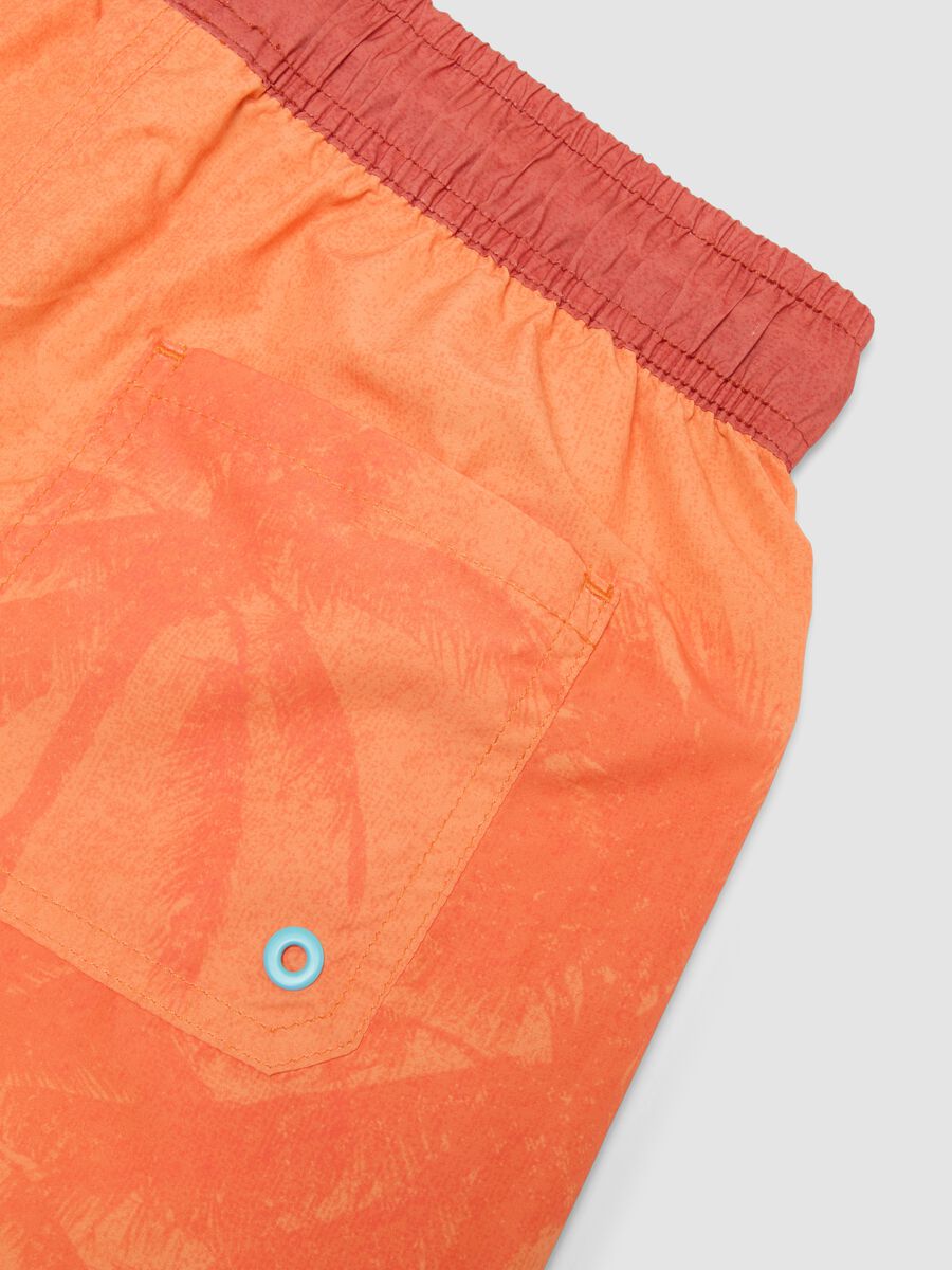 Orangefarbene Jungen-Badeshorts mit Tropenprint_3