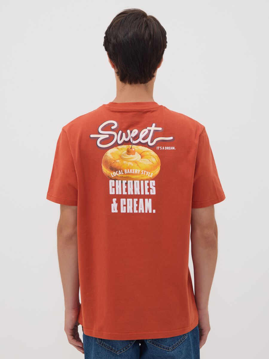 T-shirt rossa in puro cotone jersey con stampa grafica regular fit_3