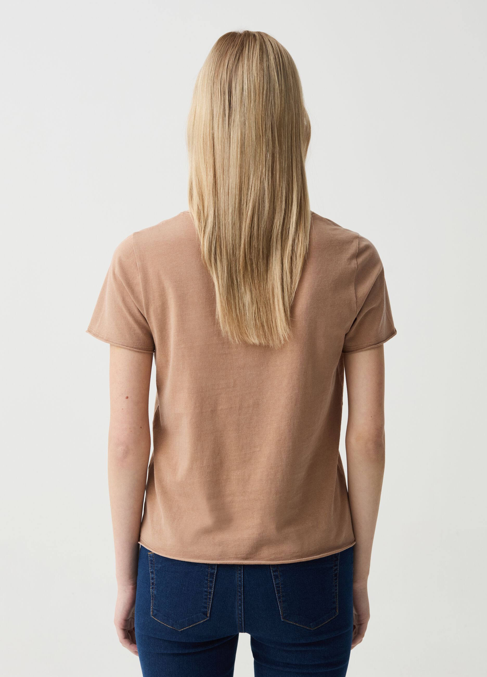 T-shirt with V neck and rolled edging