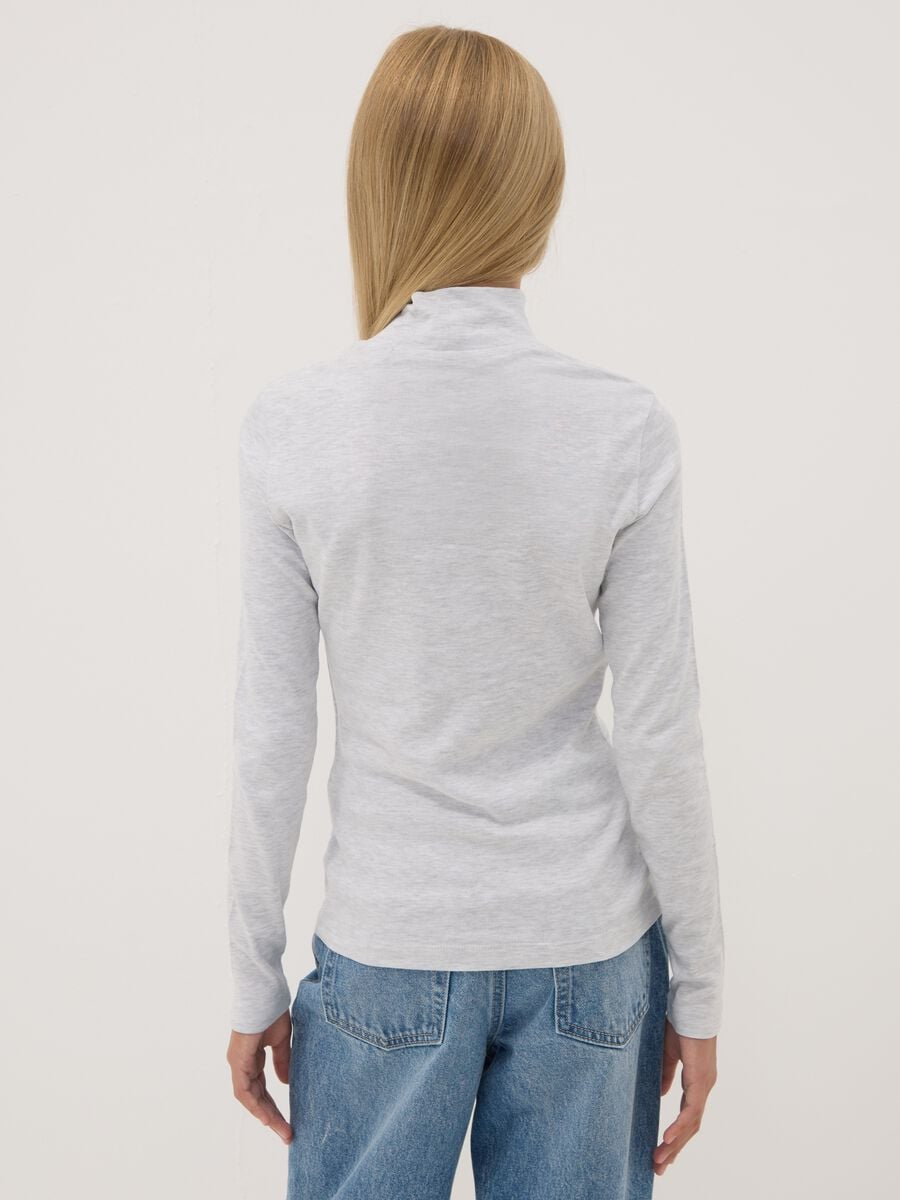 T-Shirt in Grau-Melange aus Bio-Baumwolle mit Stehkragen_2