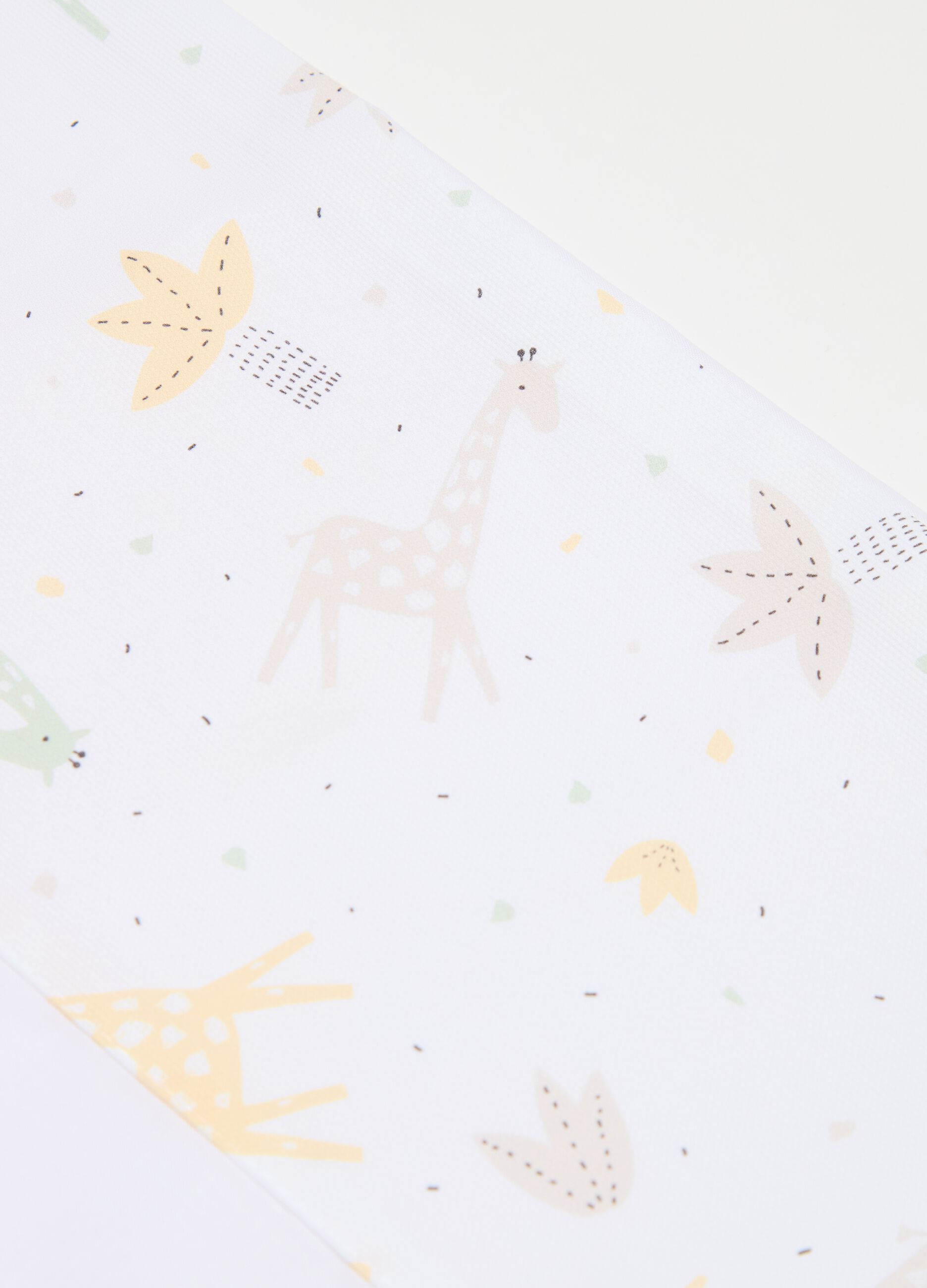 Three-piece cotton crib set with giraffes print