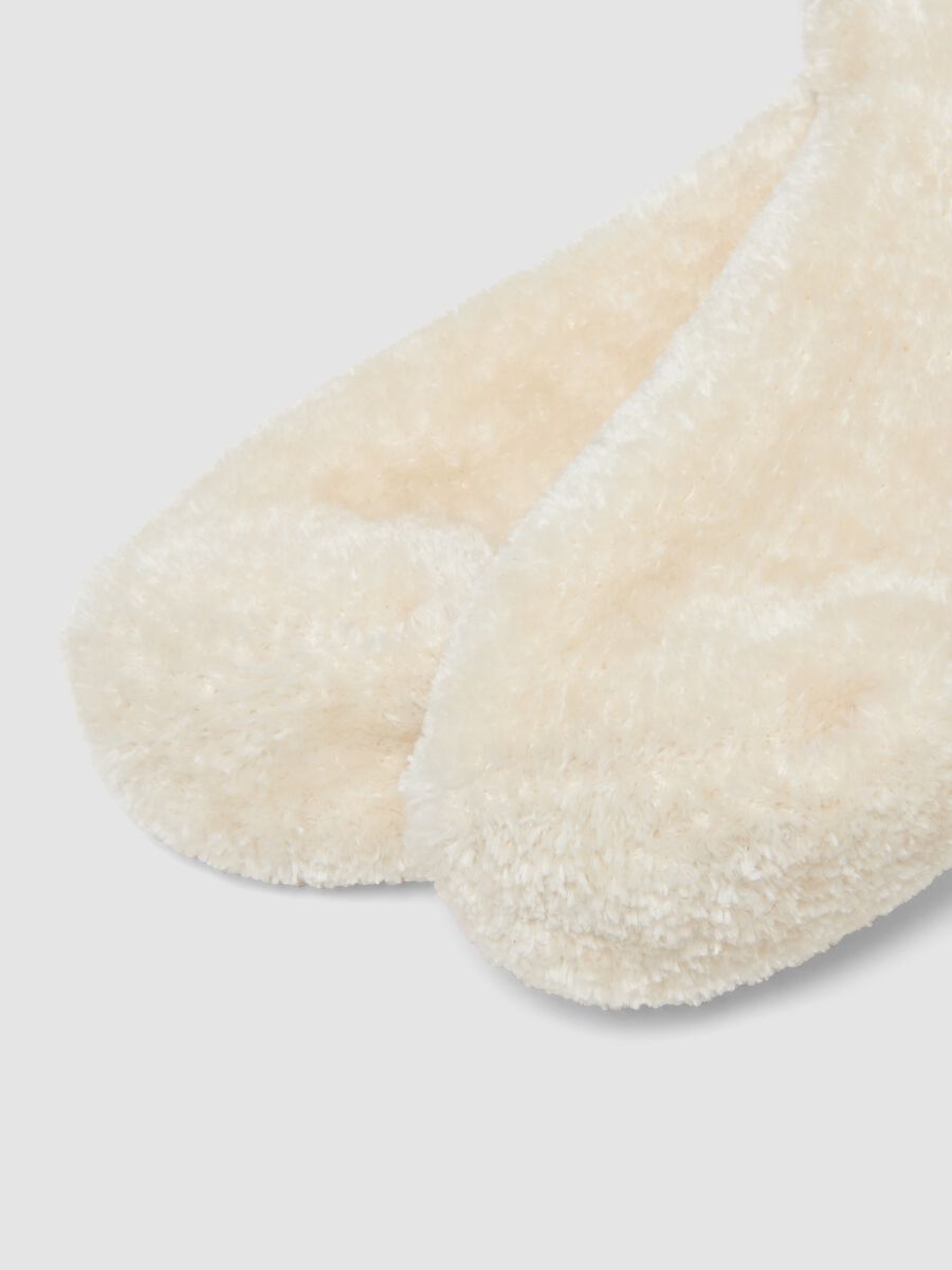 Calzini bianchi in tessuto elasticizzato effetto peluche_2