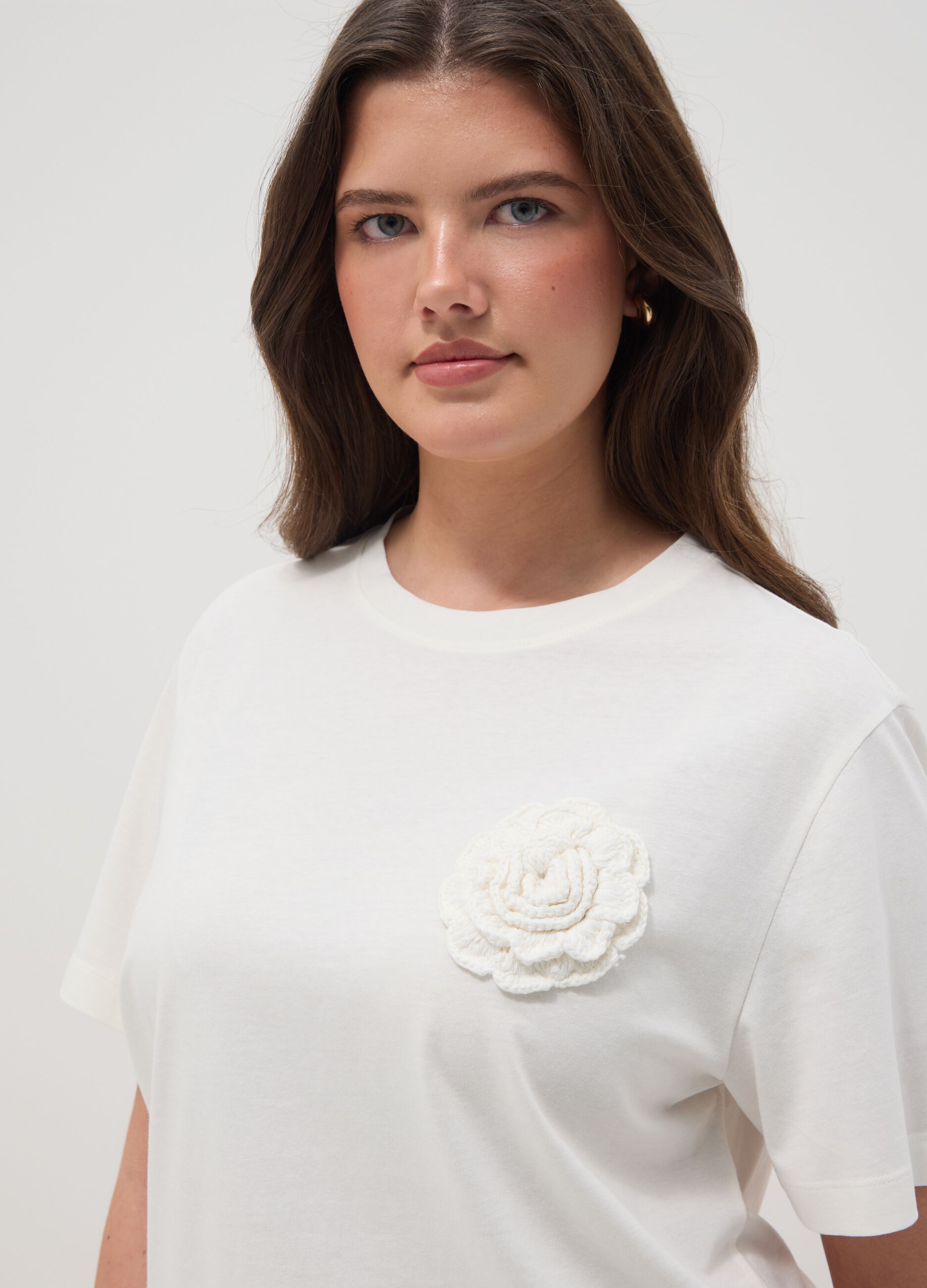 T-shirt branca de algod&atilde;o puro regular fit com flor aplicada