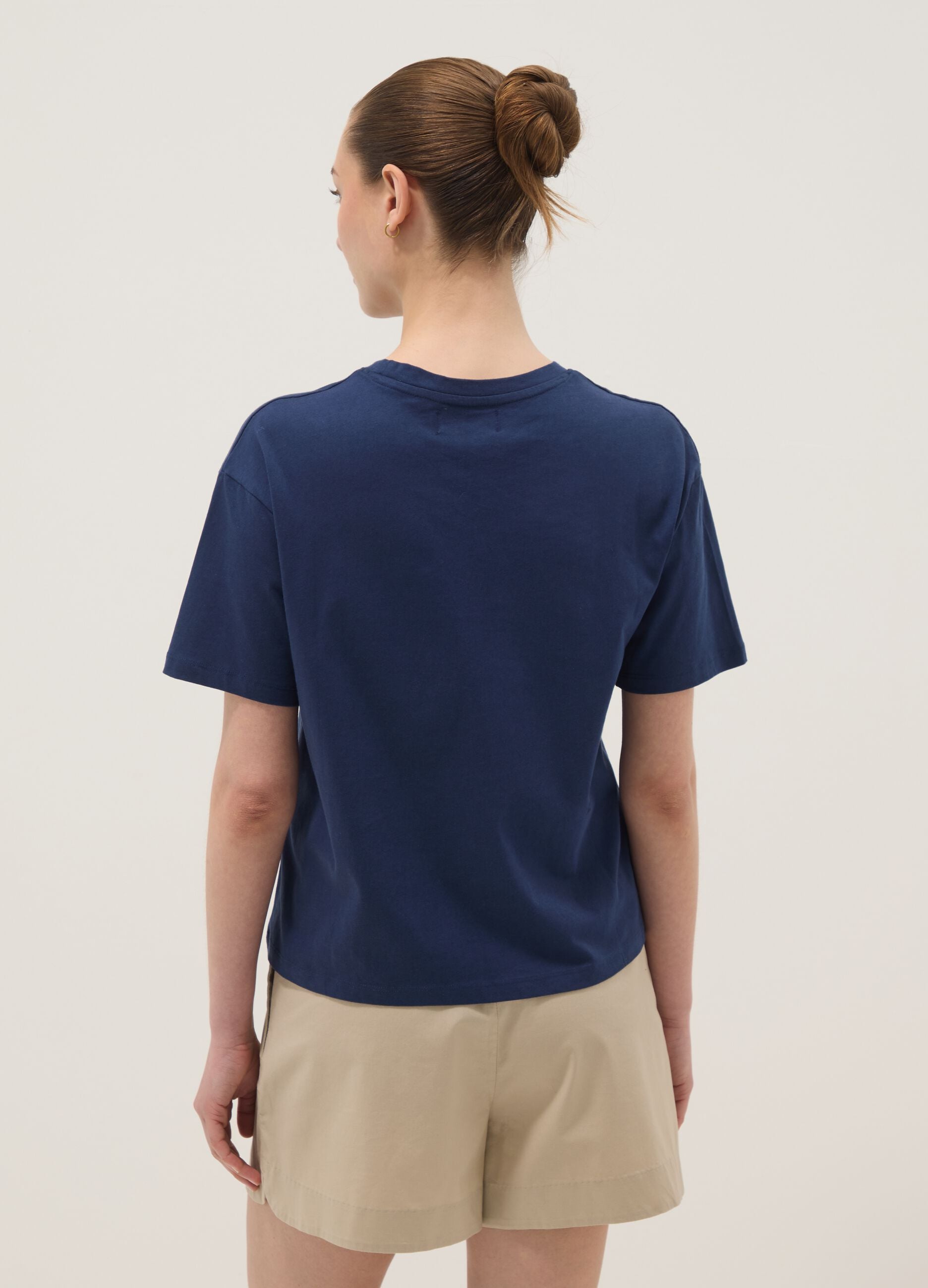 Blaues Regular-Fit T-Shirt aus reiner Baumwolle mit Lochdetail
