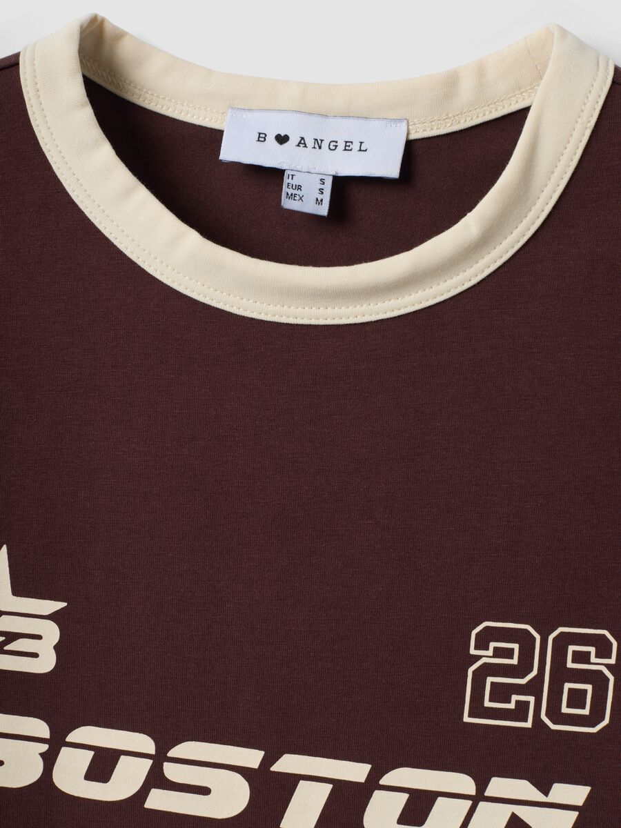 Braunes Baumwoll-T-Shirt mit Frontprint und kontrastierenden Abschl&uuml;ssen_2