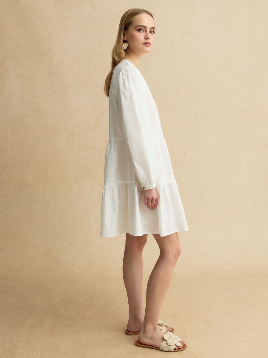 Wei&szlig;es Kleid aus reiner Baumwolle mit tiefem V-Ausschnitt_2