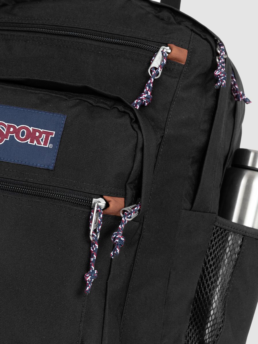 Zaino nero con fondo marrone e tasche esterne_4