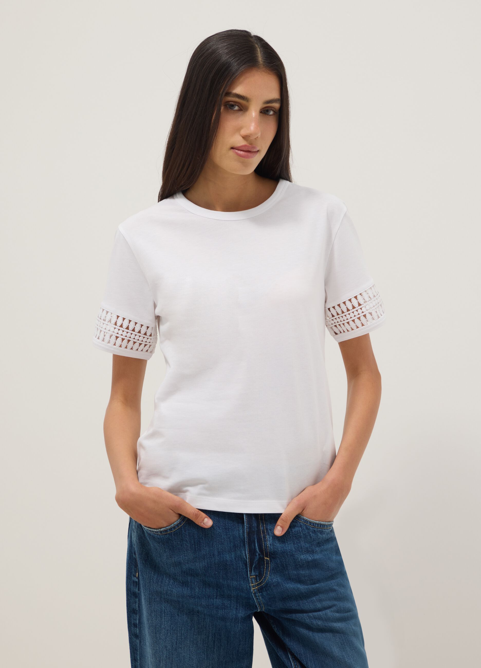 White pure cotton T-shirt with lace sleeves