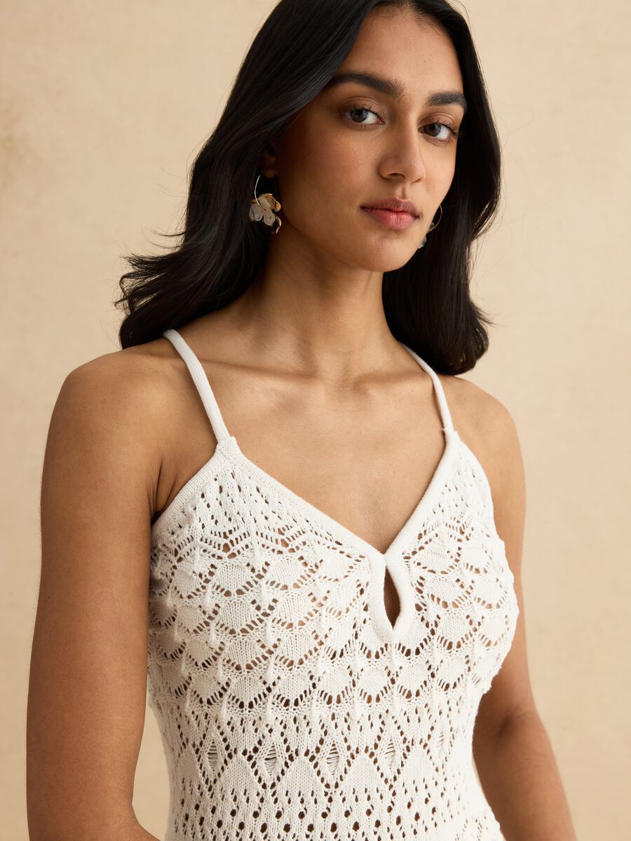 Wei&szlig;es Kleid aus reiner Baumwolle mit Netzstruktur_3