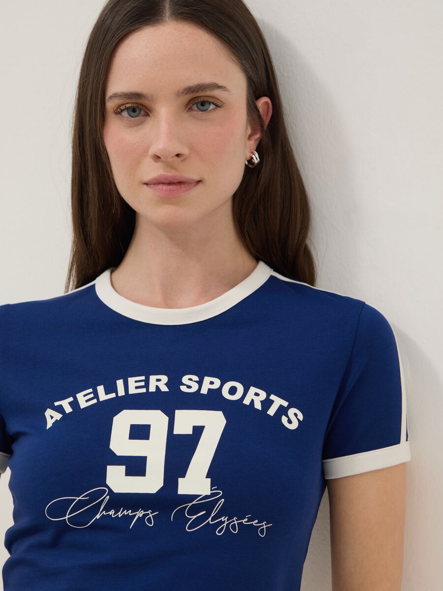 Slim Fit T-Shirt aus elastischer blauer Baumwolle mit Druck_0