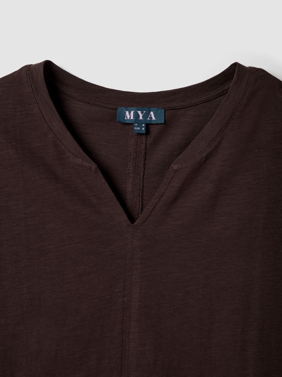 Braunes T-Shirt aus reiner Baumwolle mit V-Ausschnitt und regular Fit_5