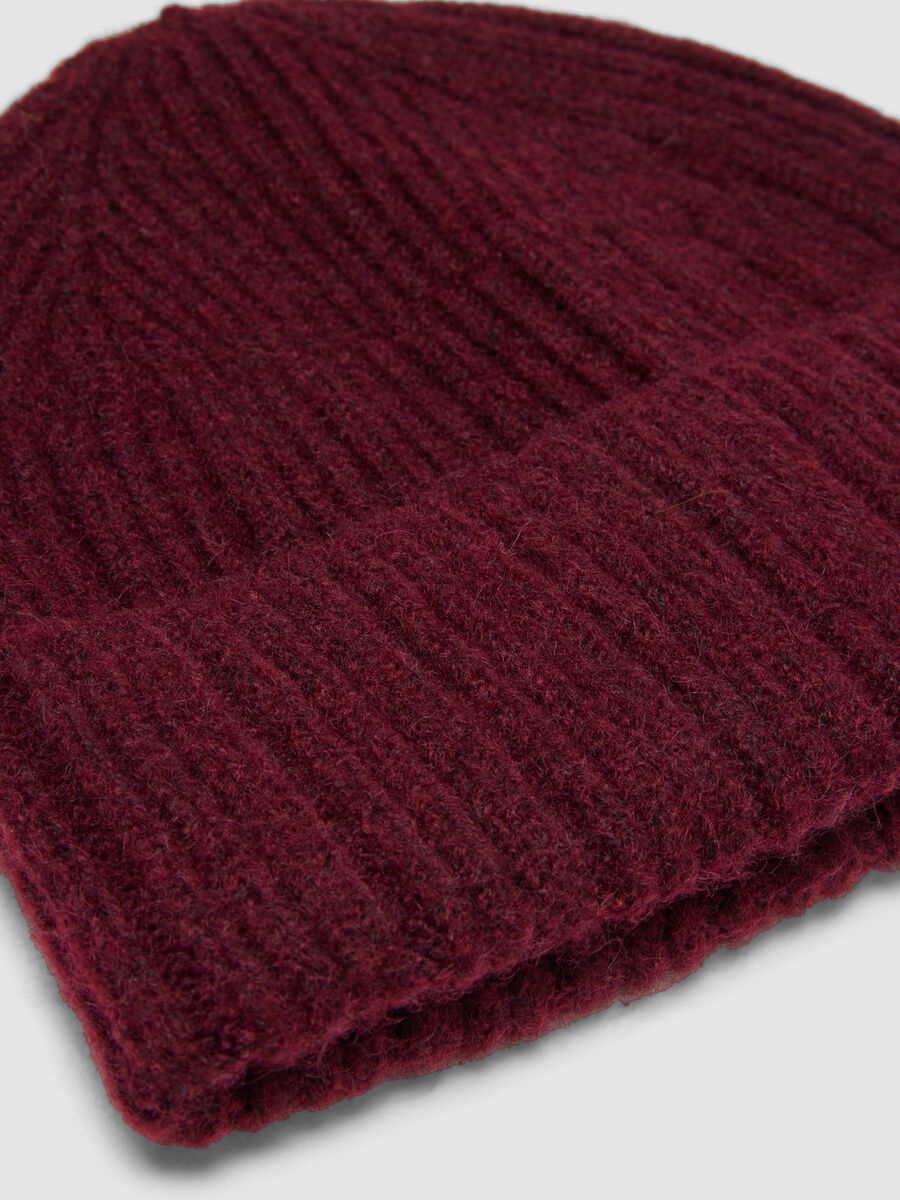 Berretto rosso bordeaux in lana elasticizzata a coste_2
