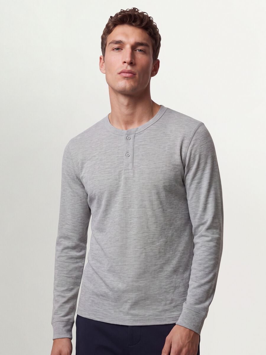 T-shirt cinzenta em mistura de viscose com textura favo de mel, regular fit_0
