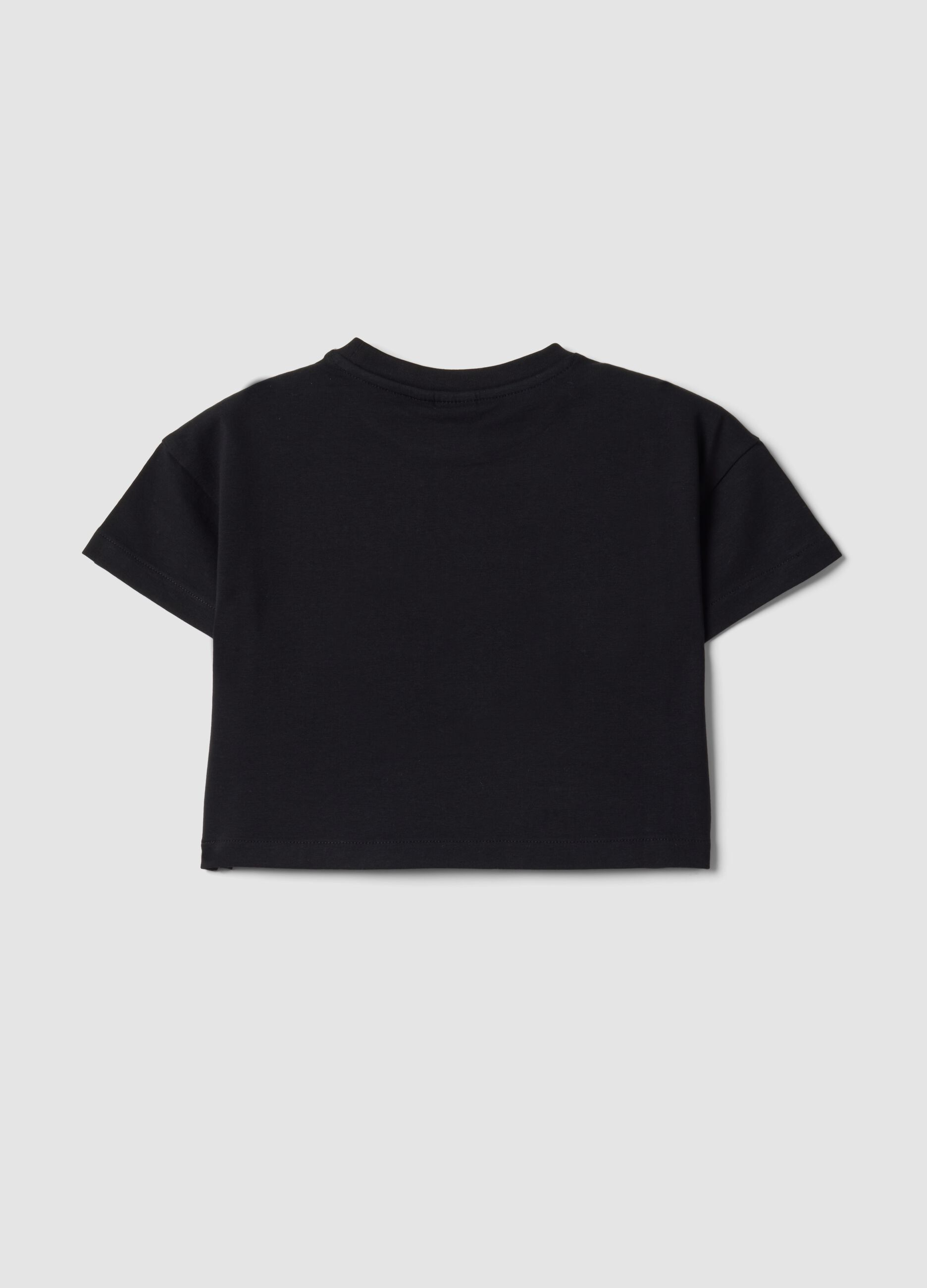 Camiseta cropped negra de algod&oacute;n el&aacute;stico con estampado para ni&ntilde;a